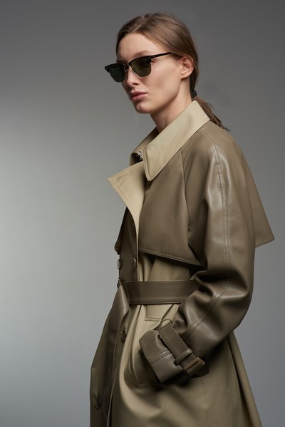 Двубортный тренч с деталями из экокожи VASSA CODE, пол женский, цвет коричневый, фото №3