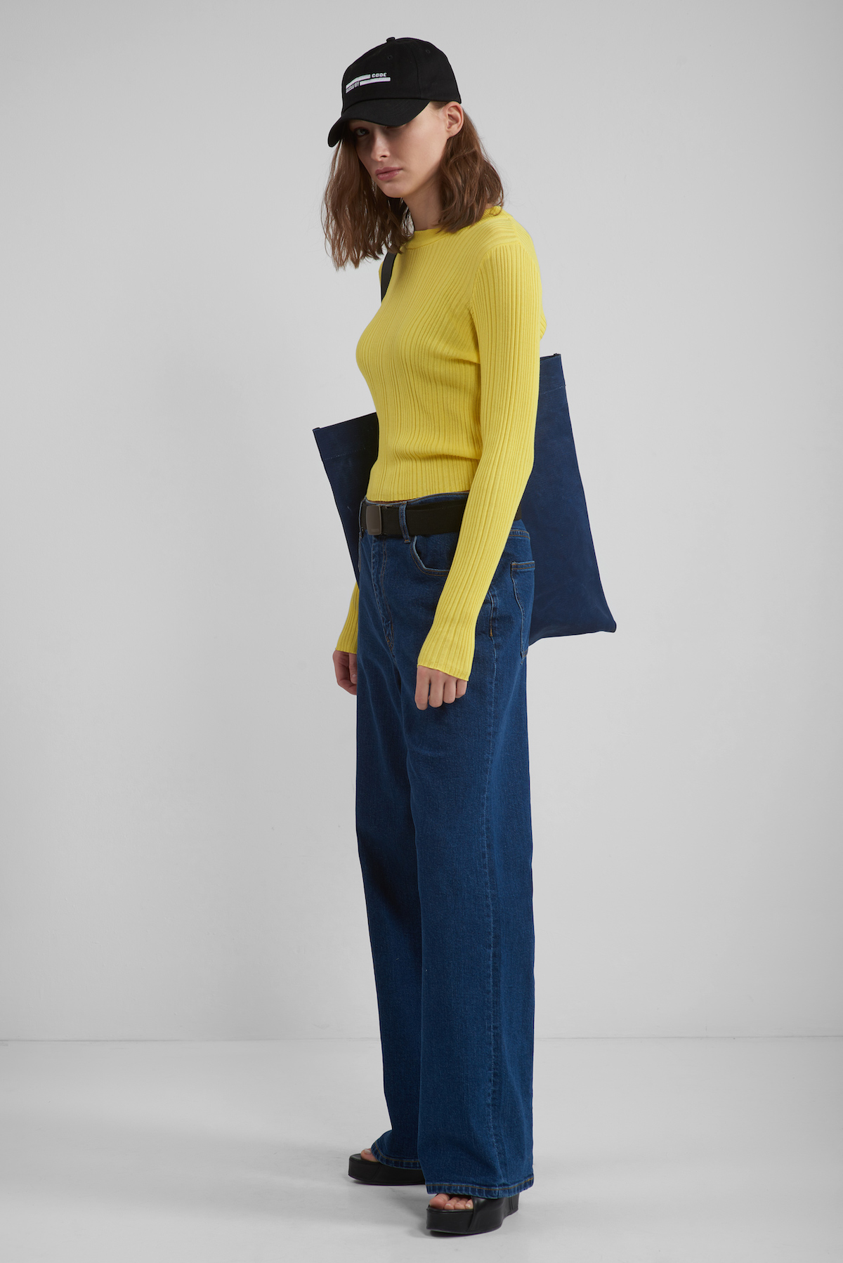 Укороченный трикотажный топ в рубчик VASSA CODE, пол женский, цвет желтый, фото №3