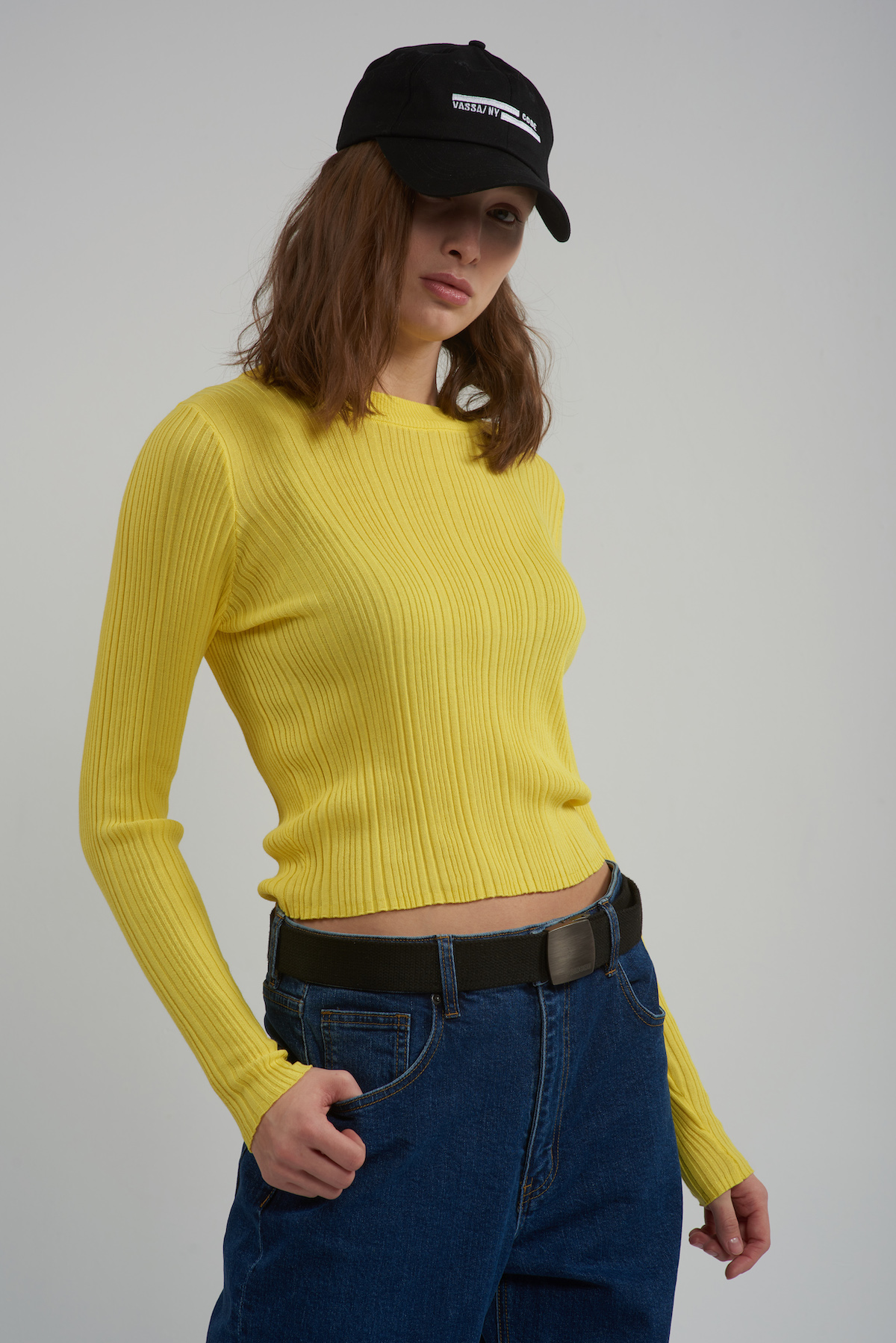 Укороченный трикотажный топ в рубчик VASSA CODE, пол женский, цвет желтый, фото №4