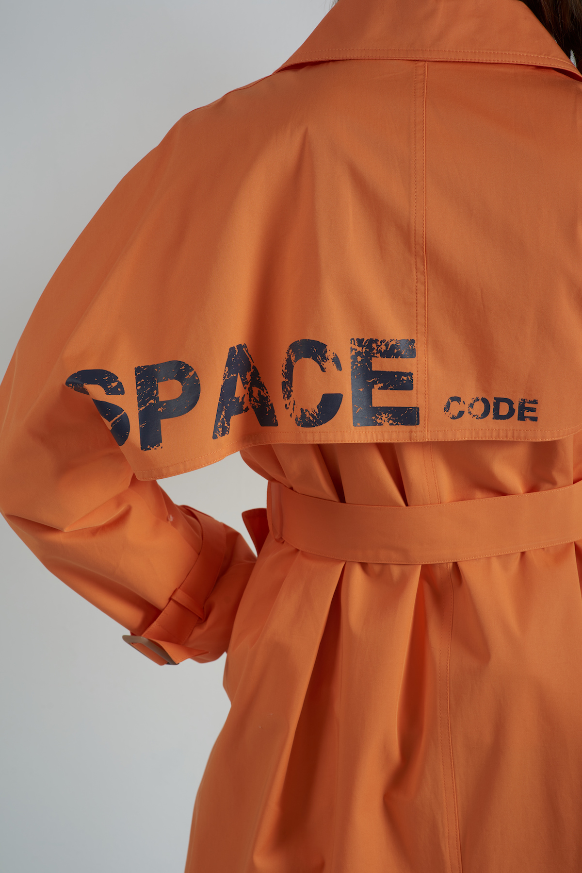 Тренч в оранжевом цвете с принтом VASSA CODE, пол женский, цвет оранжевый, фото №6