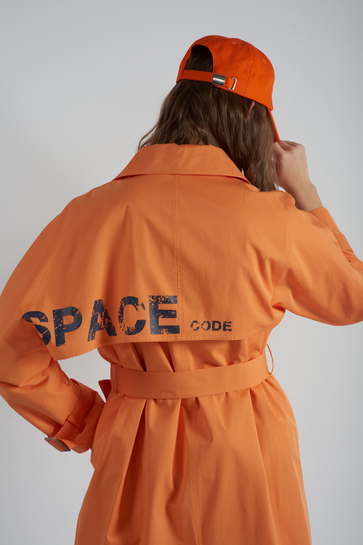 Тренч в оранжевом цвете с принтом VASSA CODE, пол женский, цвет оранжевый, фото №7