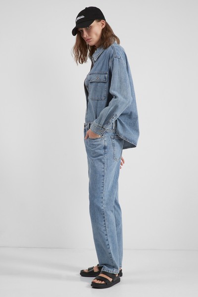 Джинсовая рубашка VASSA CODE, пол женский, цвет голубой, фото №2