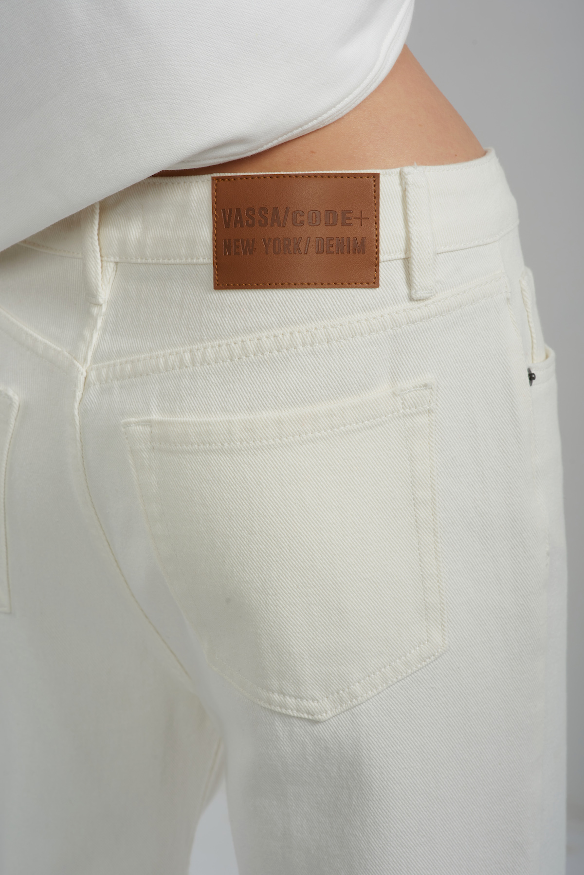 Джинсы mom fit VASSA CODE, пол женский, цвет белый, фото №4