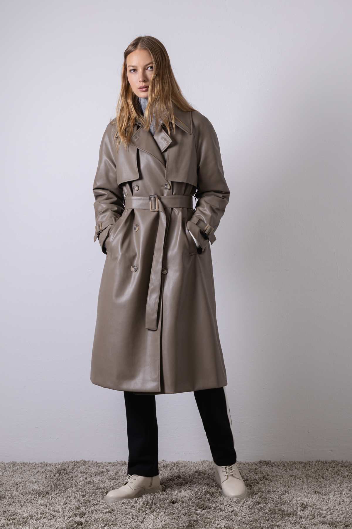 Утепленный плащ VASSA CODE, пол женский, цвет серый, фото №5