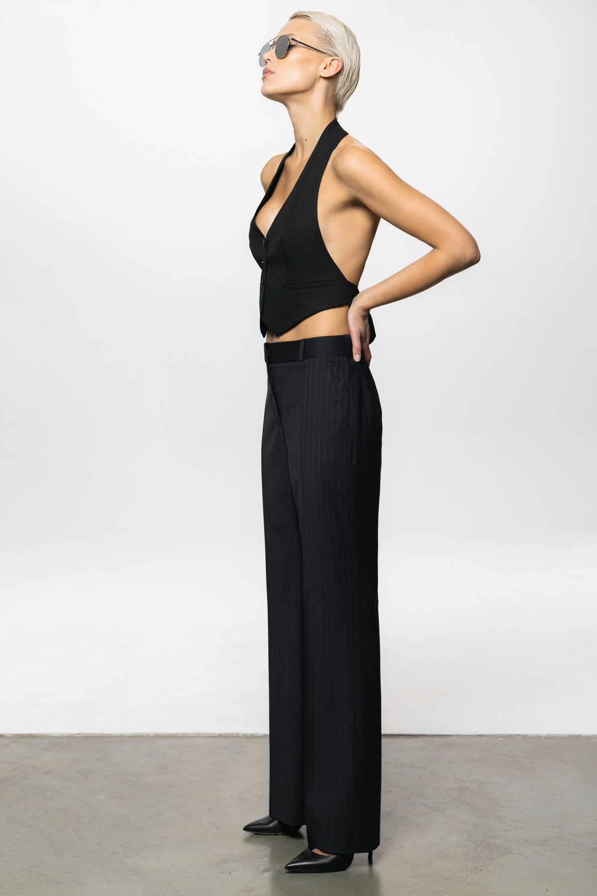 Жилет с открытой спиной VASSA&Co, пол женский, цвет черный, фото №2