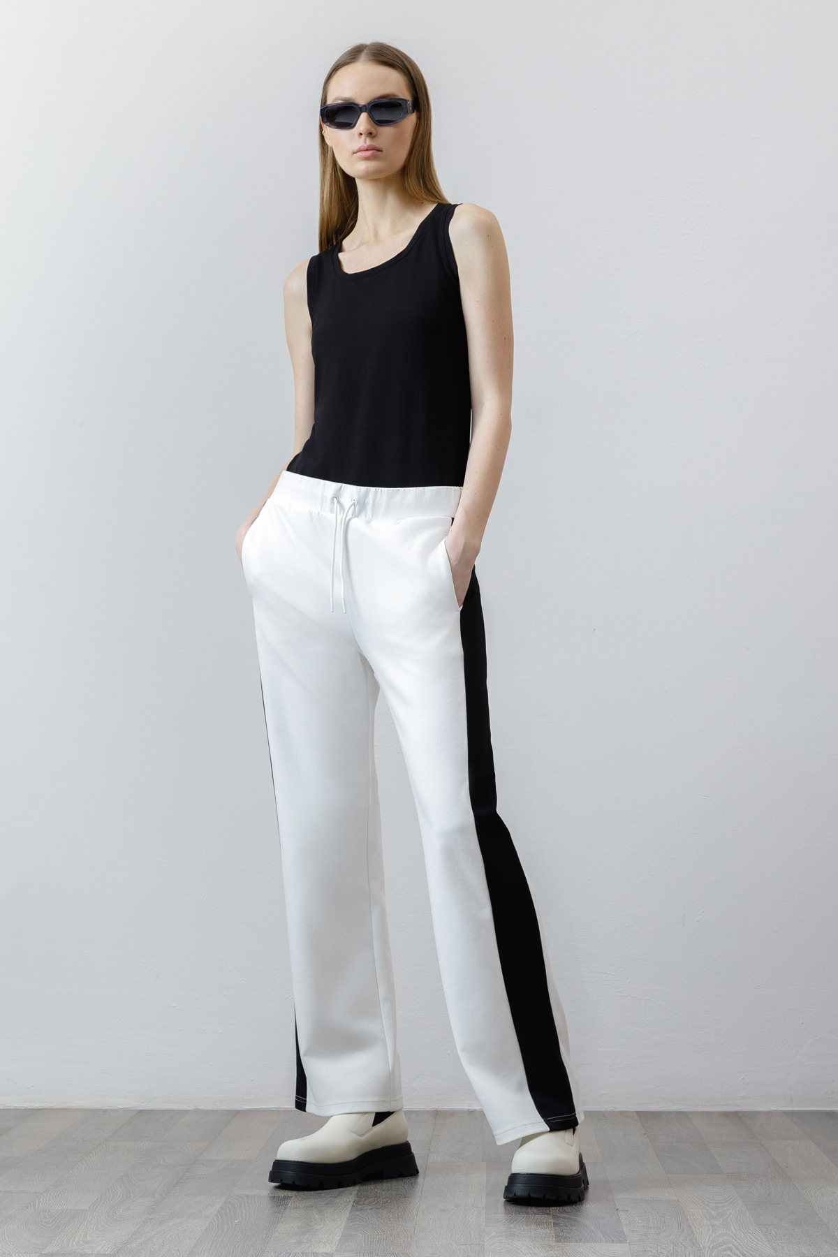 Брюки с контрастными вставками , пол женский, цвет белый, фото №2
