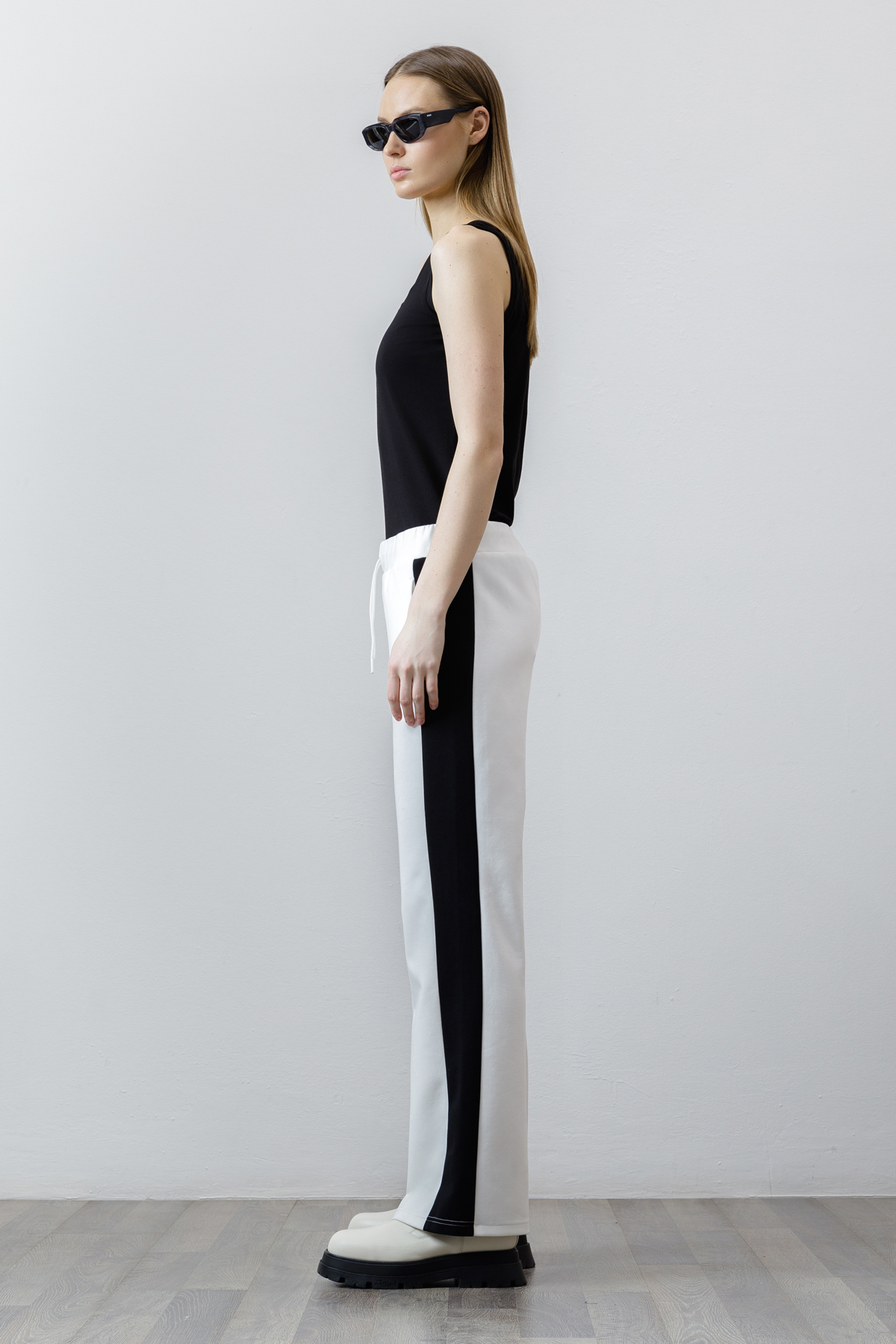 Брюки с контрастными вставками , пол женский, цвет белый, фото №4