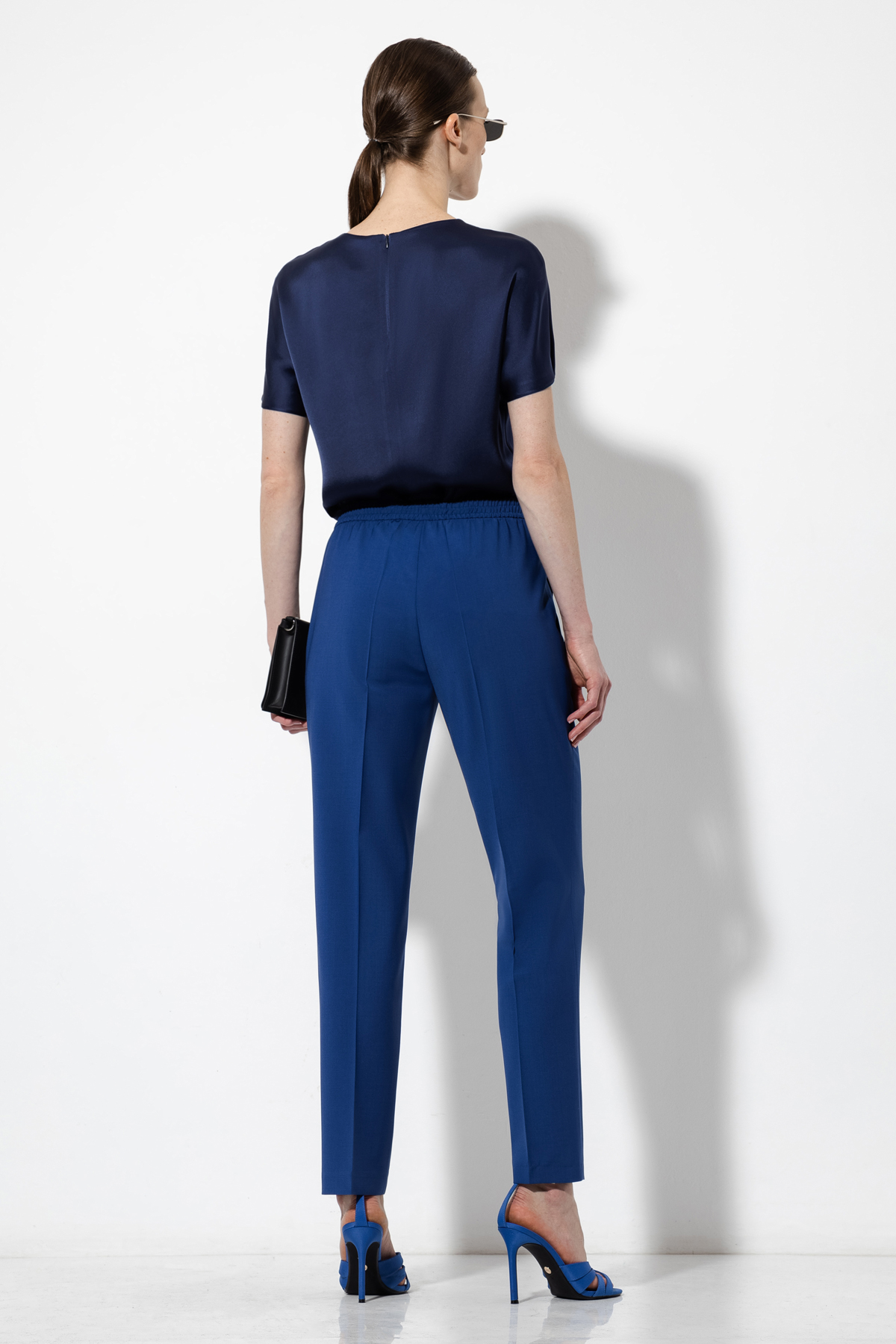 Зауженные брюки VASSA&Co, пол женский, цвет синий, фото №4