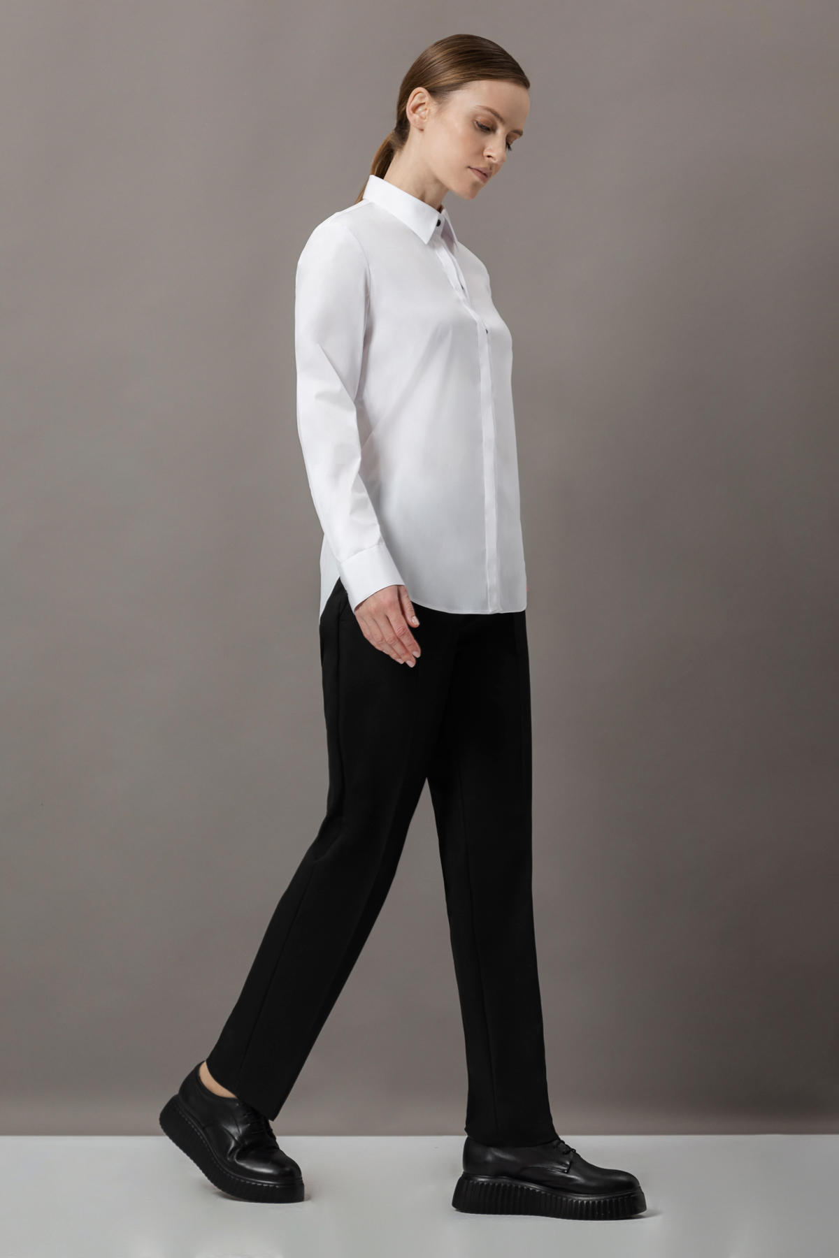 Рубашка с контрастными пуговицами VASSA&Co, пол женский, цвет белый, фото №3