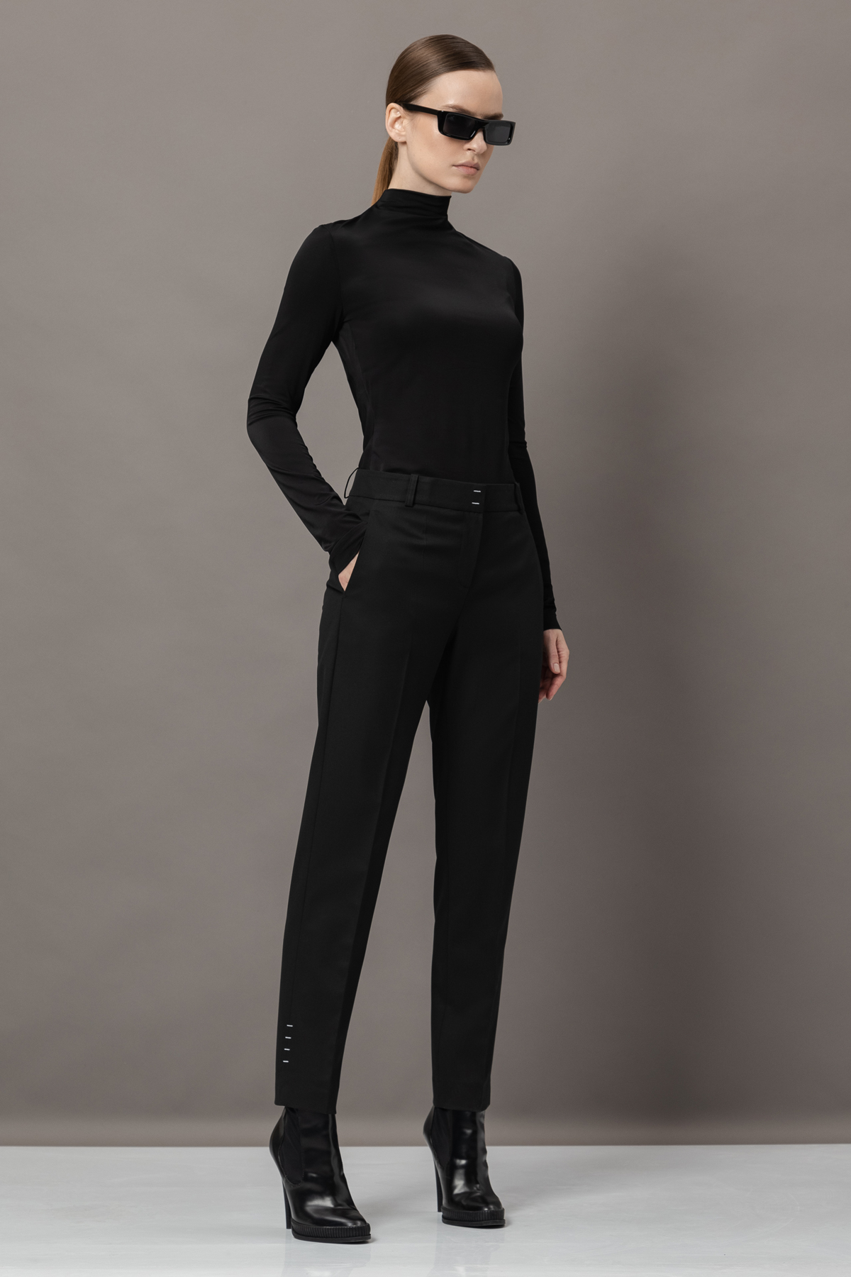 Брюки с графичной вышивкой VASSA&Co, пол женский, цвет черный, фото №2