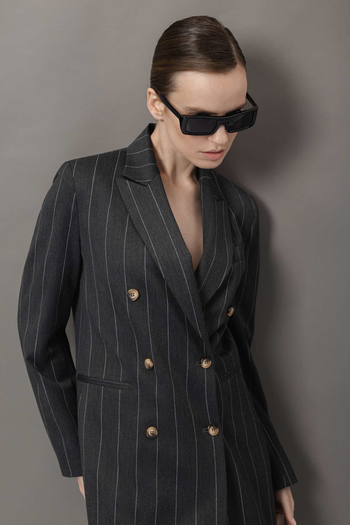 Удлиненный жакет в полоску VASSA&Co, пол женский, цвет серый, фото №4