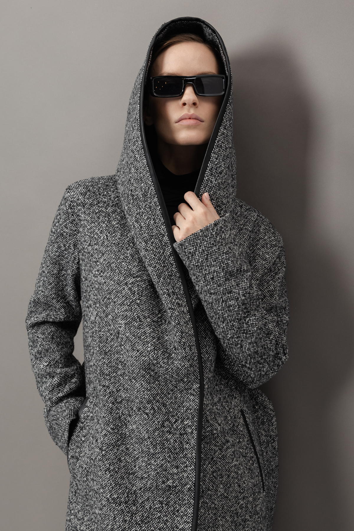 Пальто с капюшоном VASSA&Co, пол женский, цвет черный, фото №2