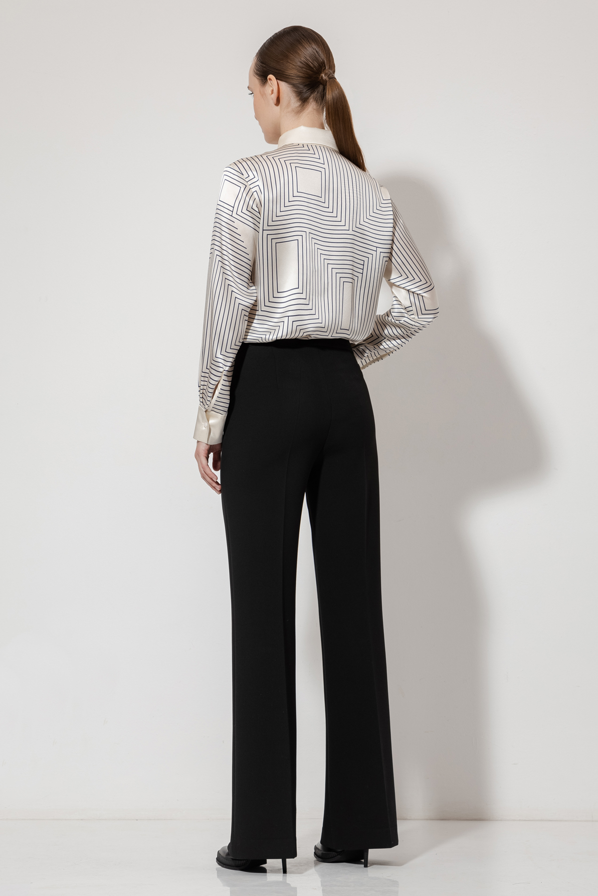 Брюки с застроченными стрелками VASSA&Co, пол женский, цвет черный, фото №4