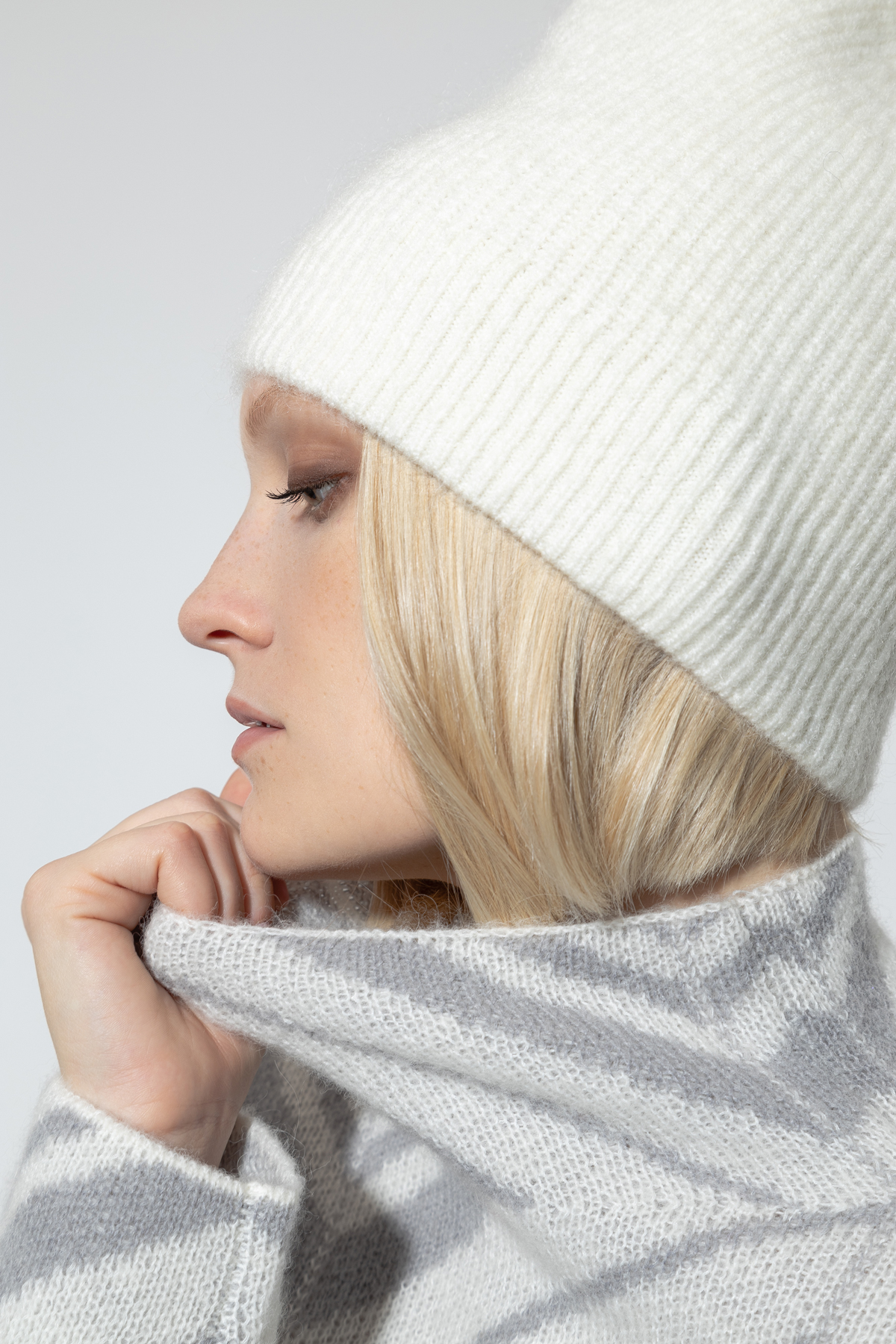 Шапка из вязаной шерсти VASSA&Co, пол женский, цвет белый, фото №3