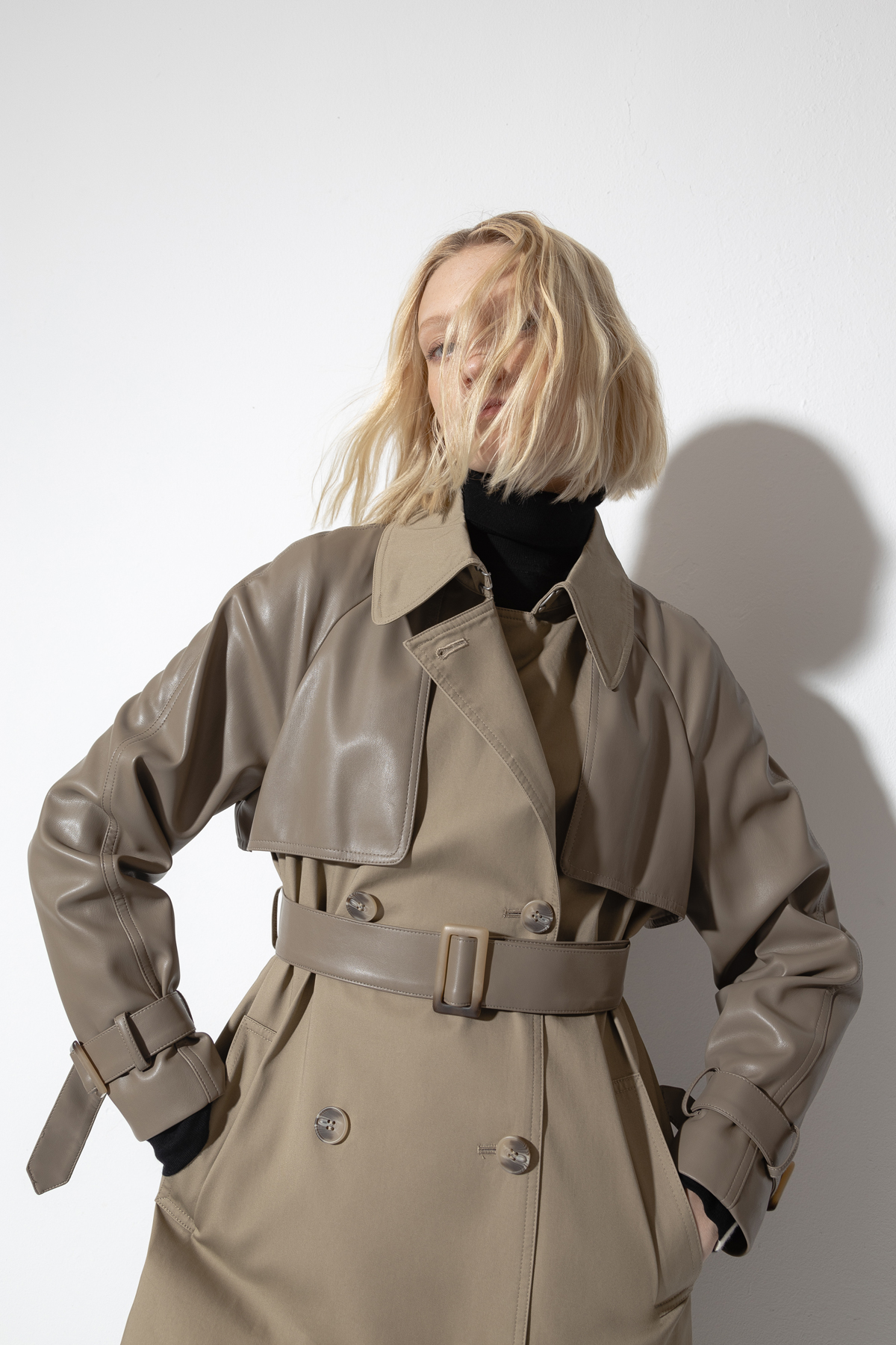 Двубортный тренч с деталями из экокожи VASSA CODE, пол женский, цвет серый, фото №3