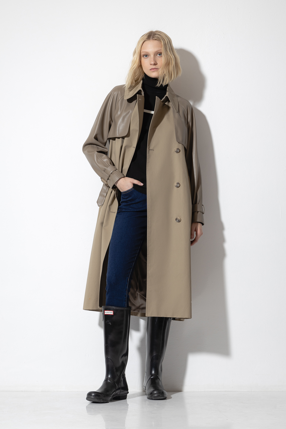 Двубортный тренч с деталями из экокожи VASSA CODE, пол женский, цвет серый, фото №2