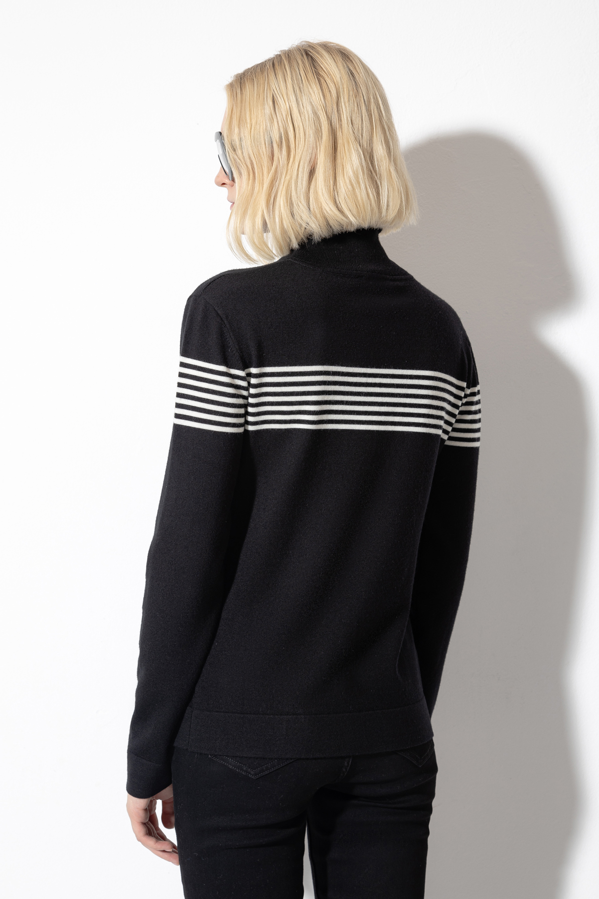 Водолазка с контрастным принтом VASSA CODE, пол женский, цвет черный, фото №5