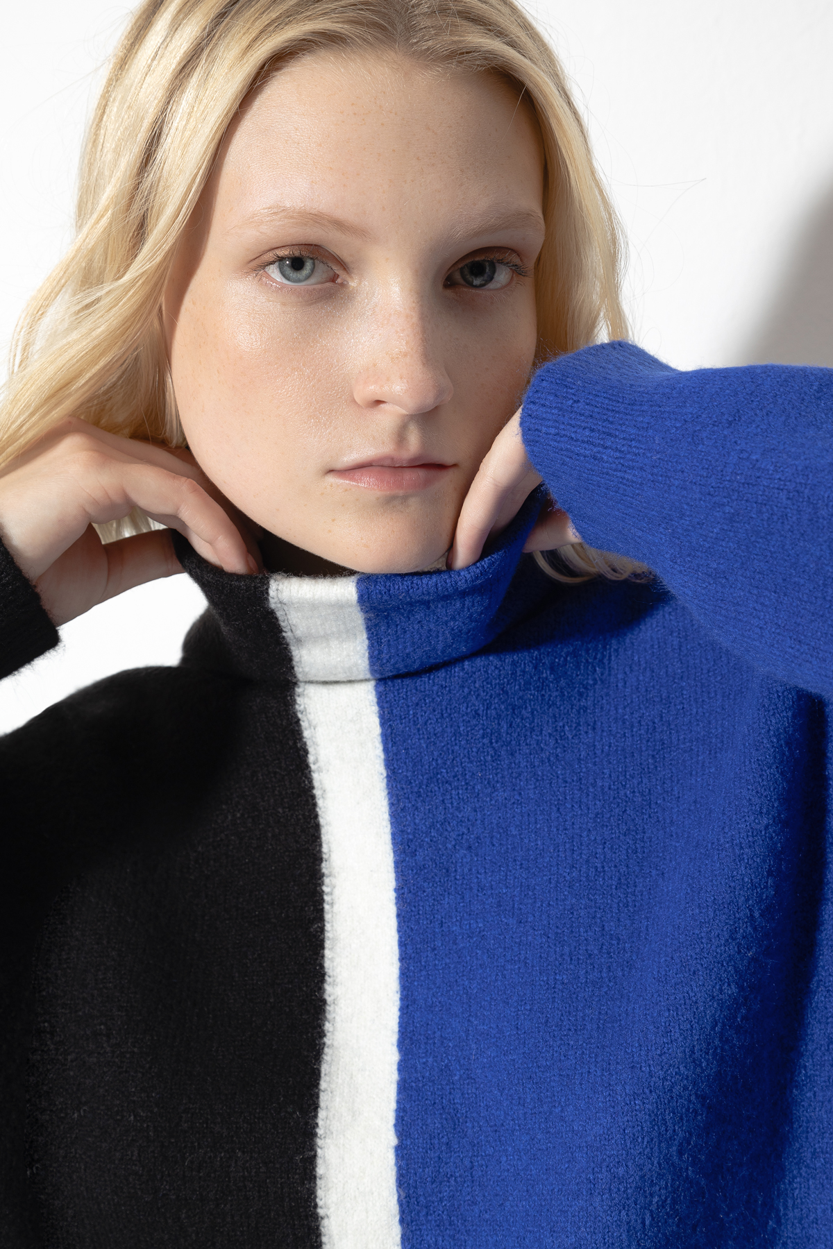 Джемпер с контрастным принтом VASSA CODE, пол женский, цвет синий, фото №3