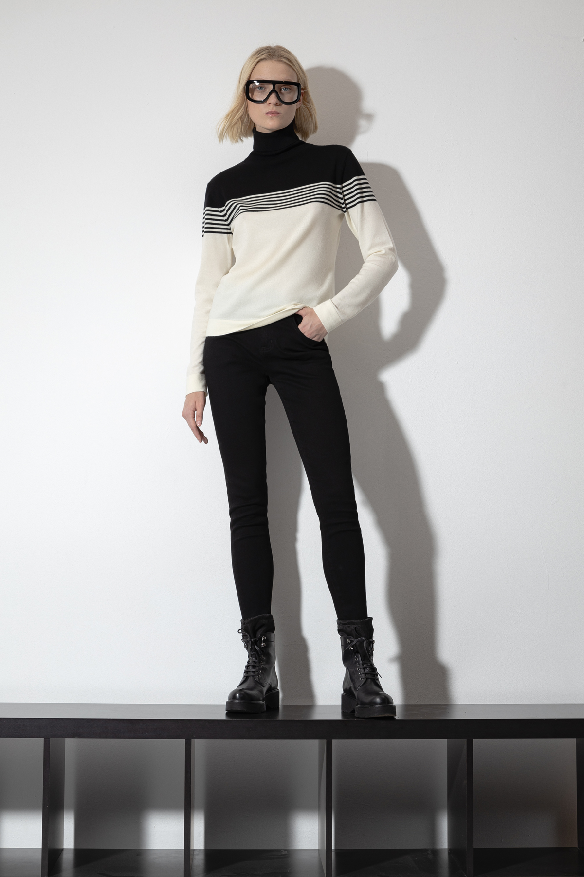 Водолазка с контрастным принтом VASSA CODE, пол женский, цвет белый, фото №2