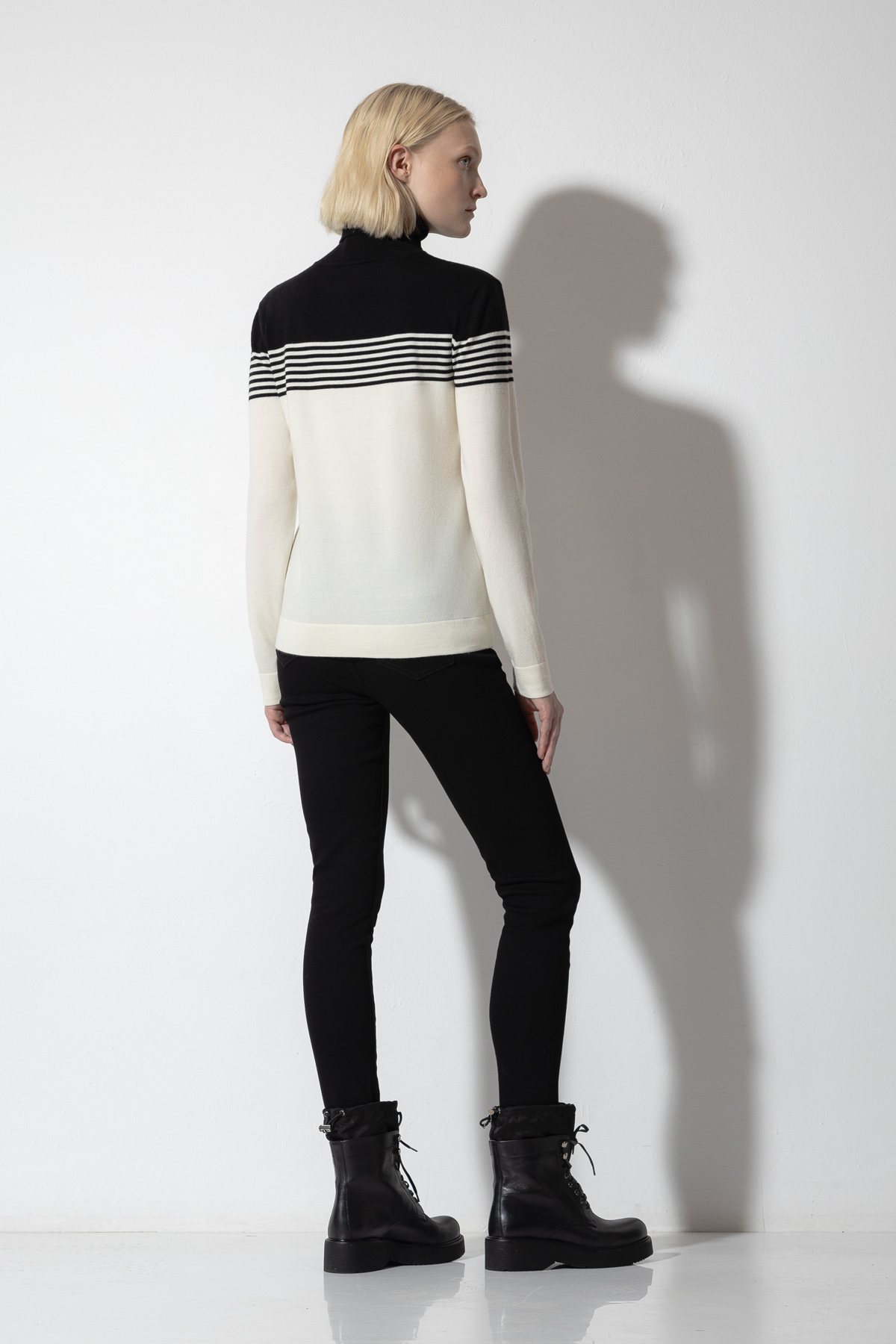 Водолазка с контрастным принтом VASSA CODE, пол женский, цвет белый, фото №4