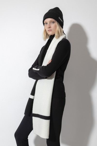 Шапка трикотажная VASSA CODE, пол female, цвет black, фото №2