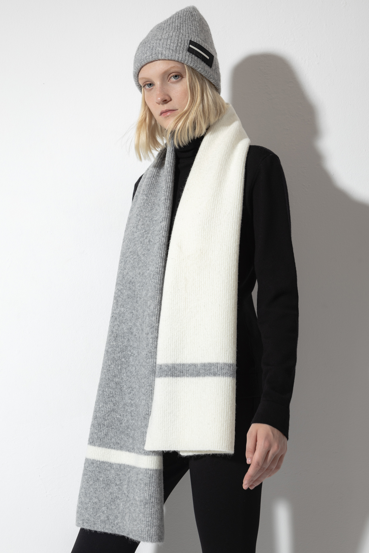 Шарф с контрастным принтом VASSA CODE, пол женский, цвет серый, фото №3