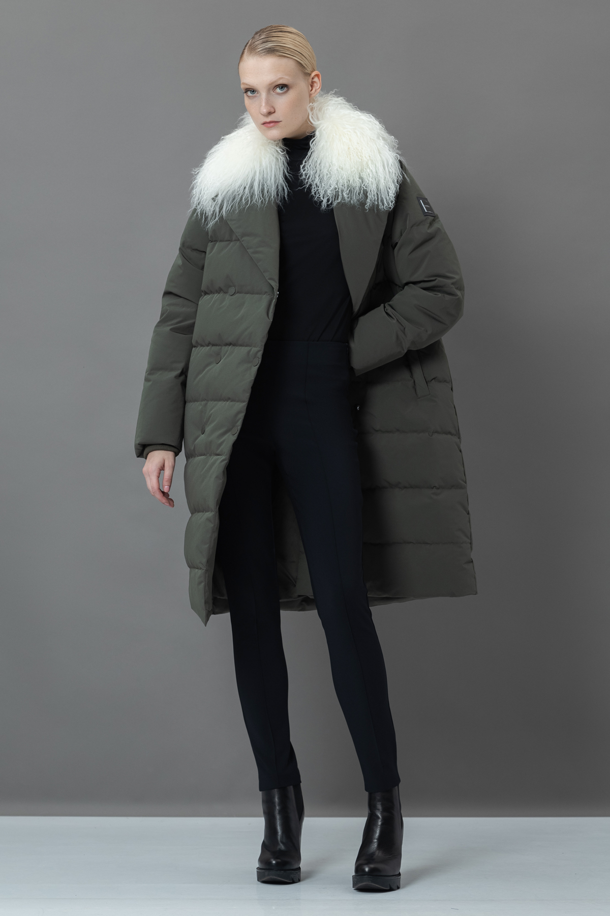 Пуховик с меховым воротником VASSA&Co, пол женский, цвет коричневый, фото №3