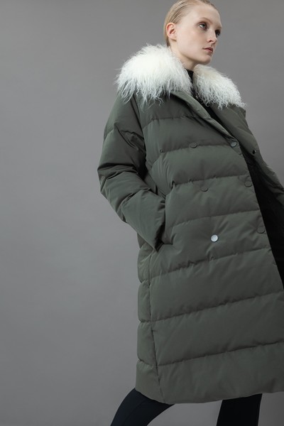 Пуховик с меховым воротником VASSA&Co, пол женский, цвет коричневый, фото №5