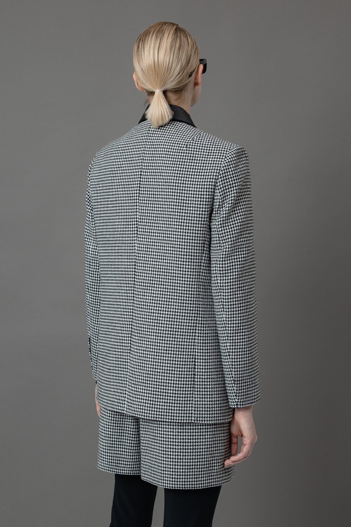 Двубортный жакет в гусиную лапку VASSA&Co, пол женский, цвет черный, фото №4