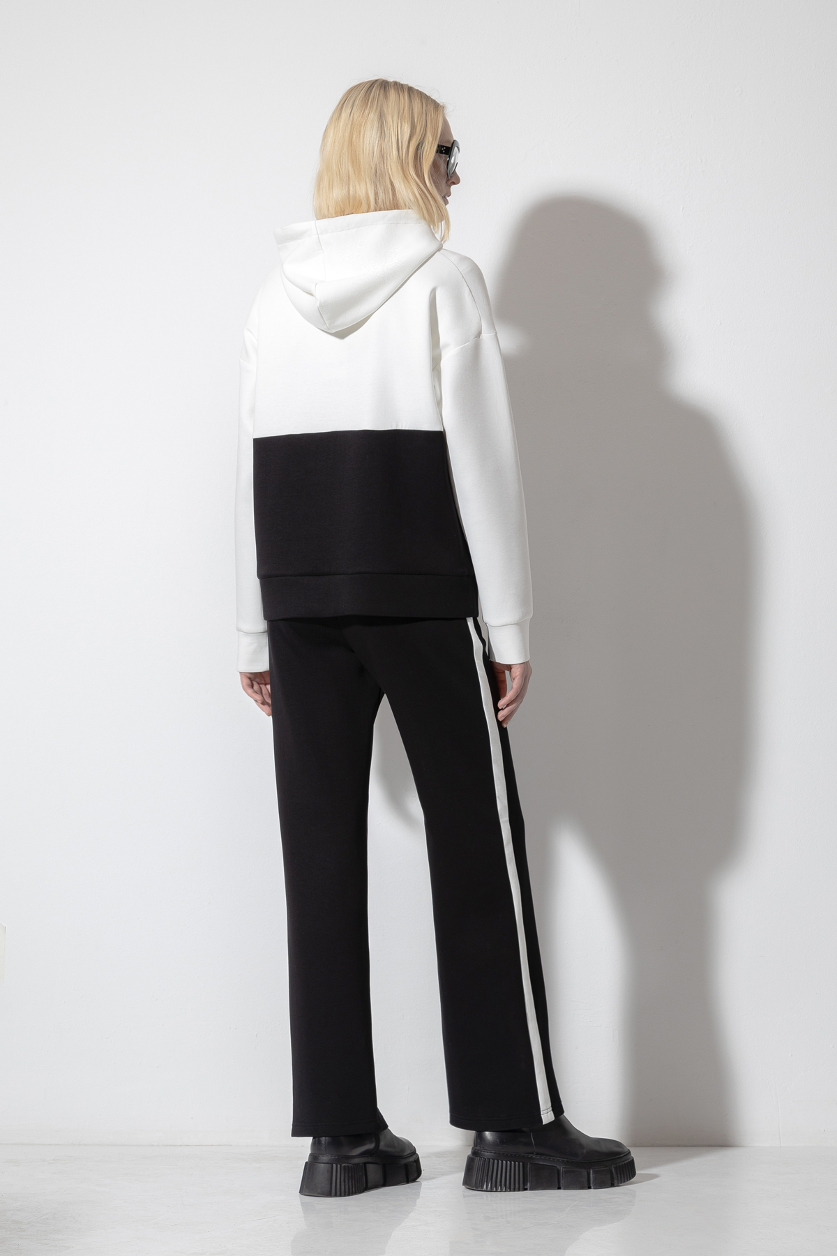 Худи с контрастным принтом VASSA CODE, пол женский, цвет белый, фото №2