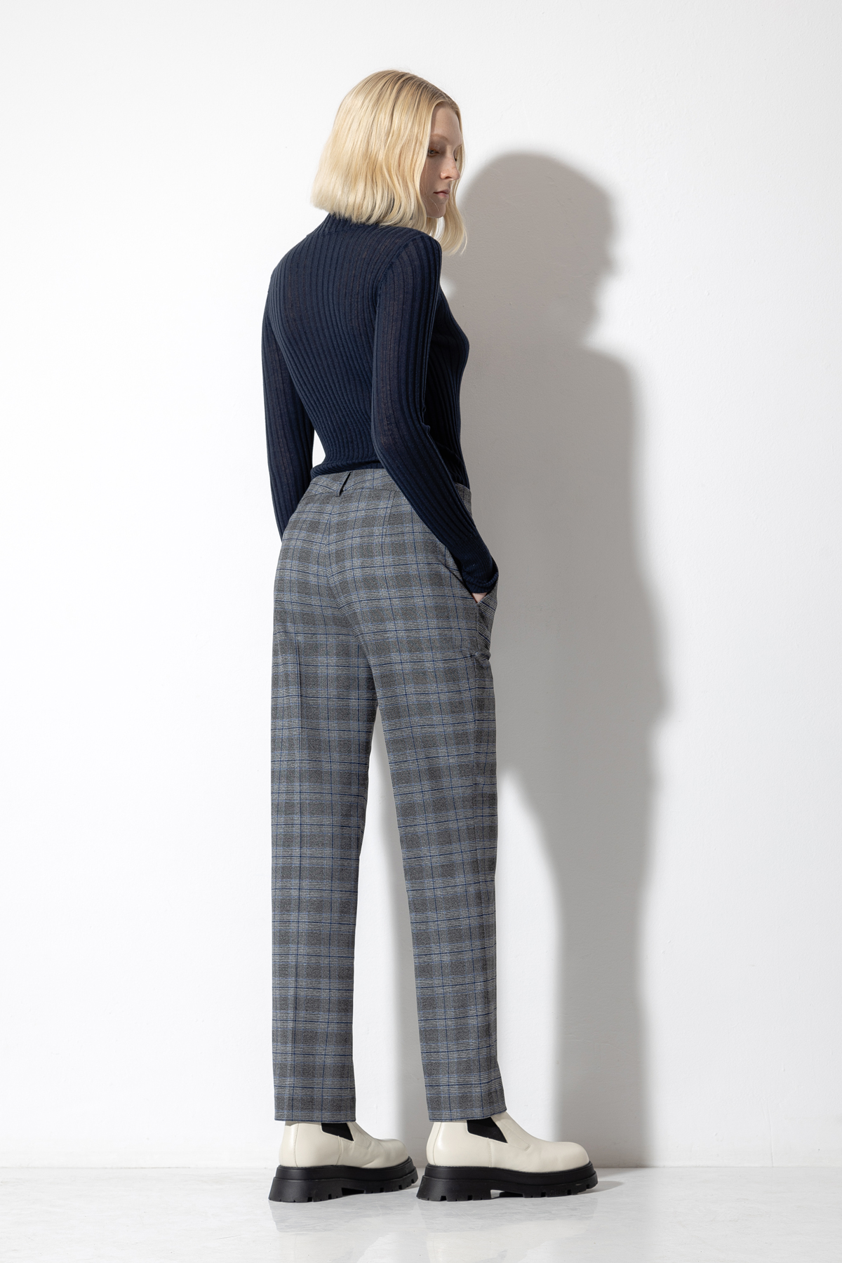 Прямые брюки VASSA CODE, пол женский, цвет серый, фото №5