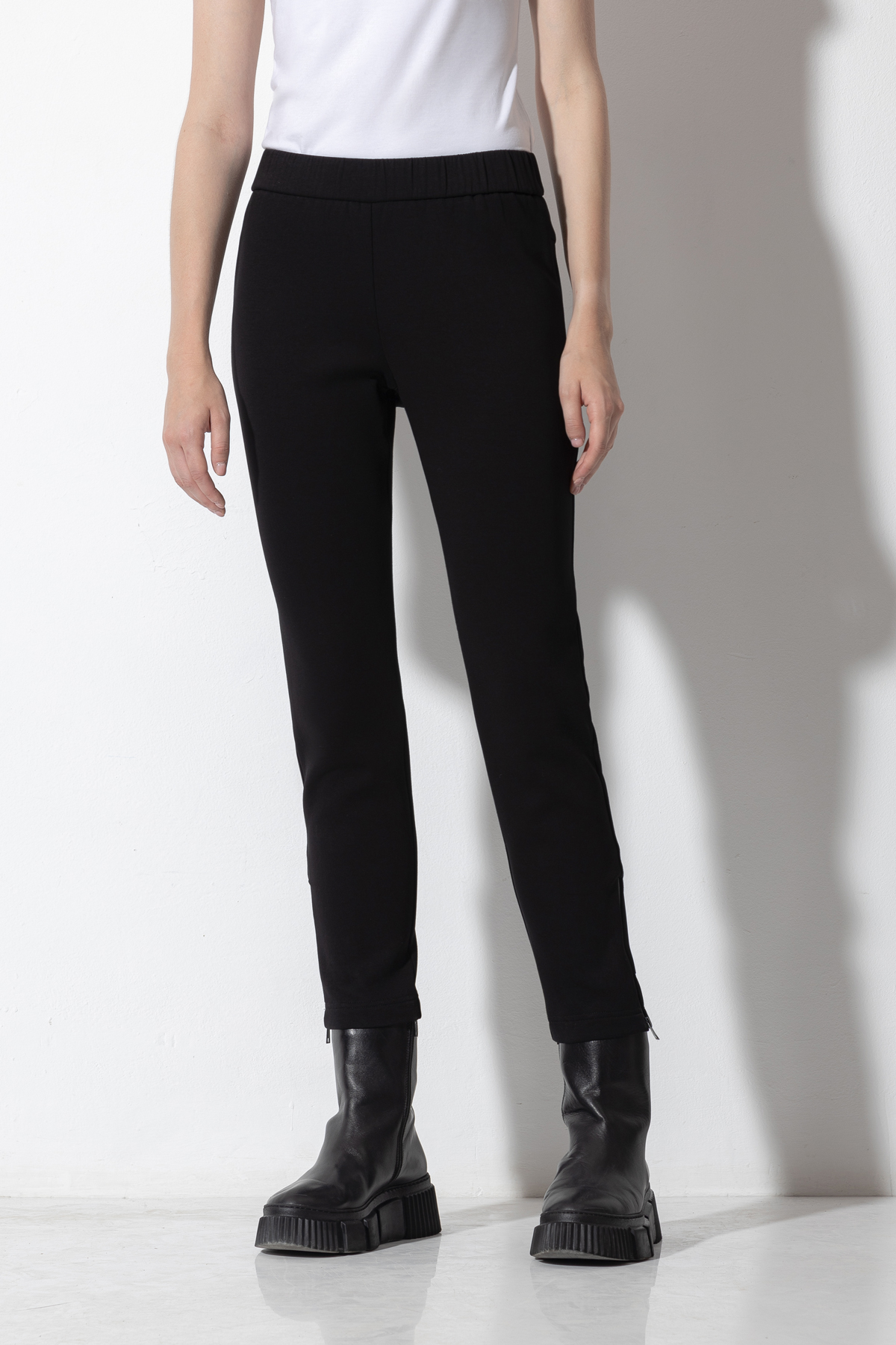 Зауженные трикотажные брюки VASSA CODE, пол женский, цвет черный, фото №2