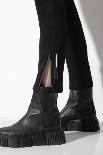 Зауженные трикотажные брюки VASSA CODE, пол женский, цвет черный, фото №4