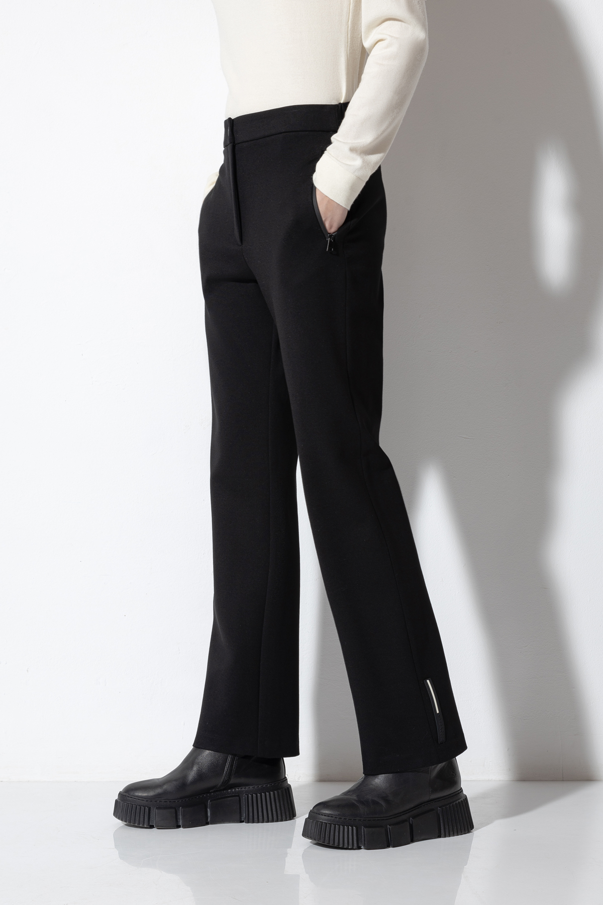 Прямые брюки VASSA CODE, пол женский, цвет черный, фото №4