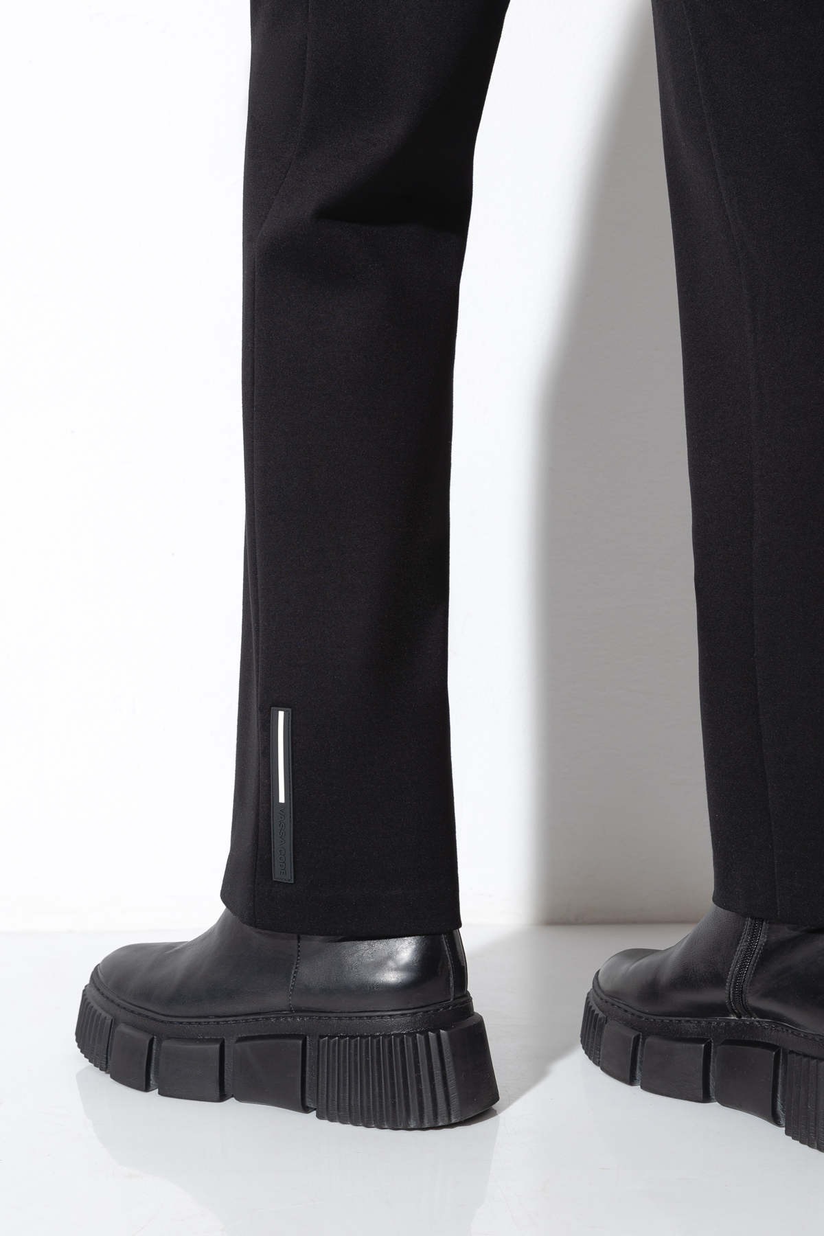 Прямые брюки VASSA CODE, пол женский, цвет черный, фото №6