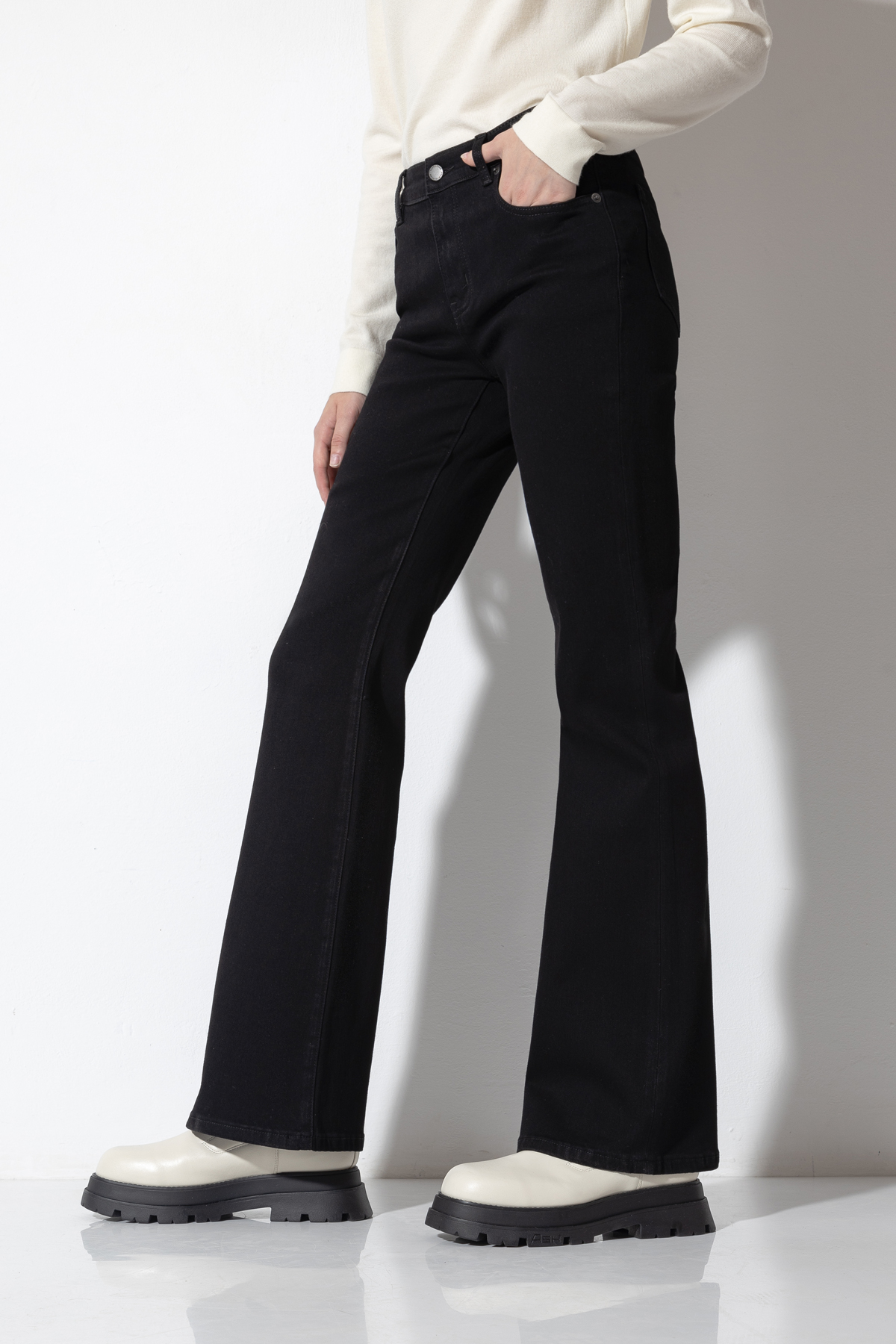 Джинсы Rio Mid Rise VASSA CODE, пол женский, цвет черный, фото №3