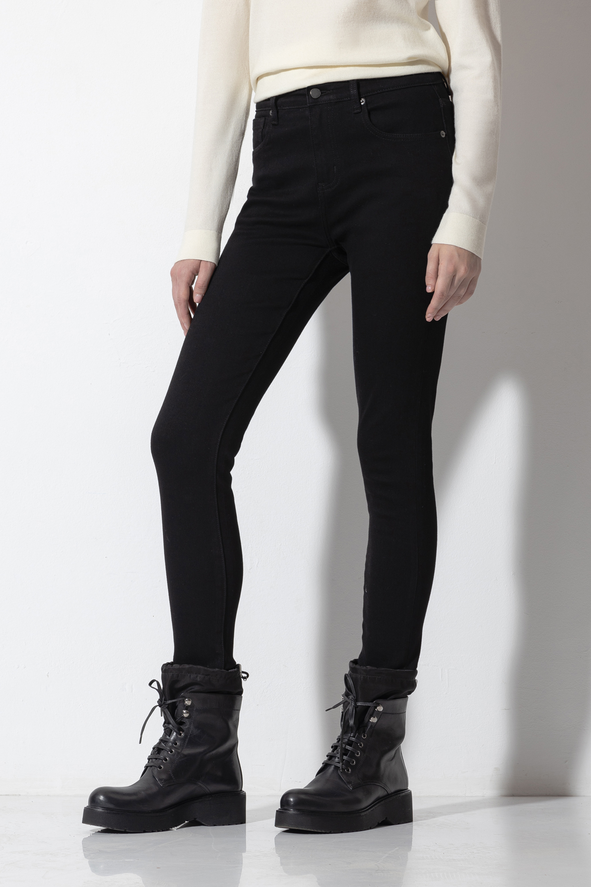 Джинсы Skinny Mid Rise VASSA CODE, пол женский, цвет черный, фото №2