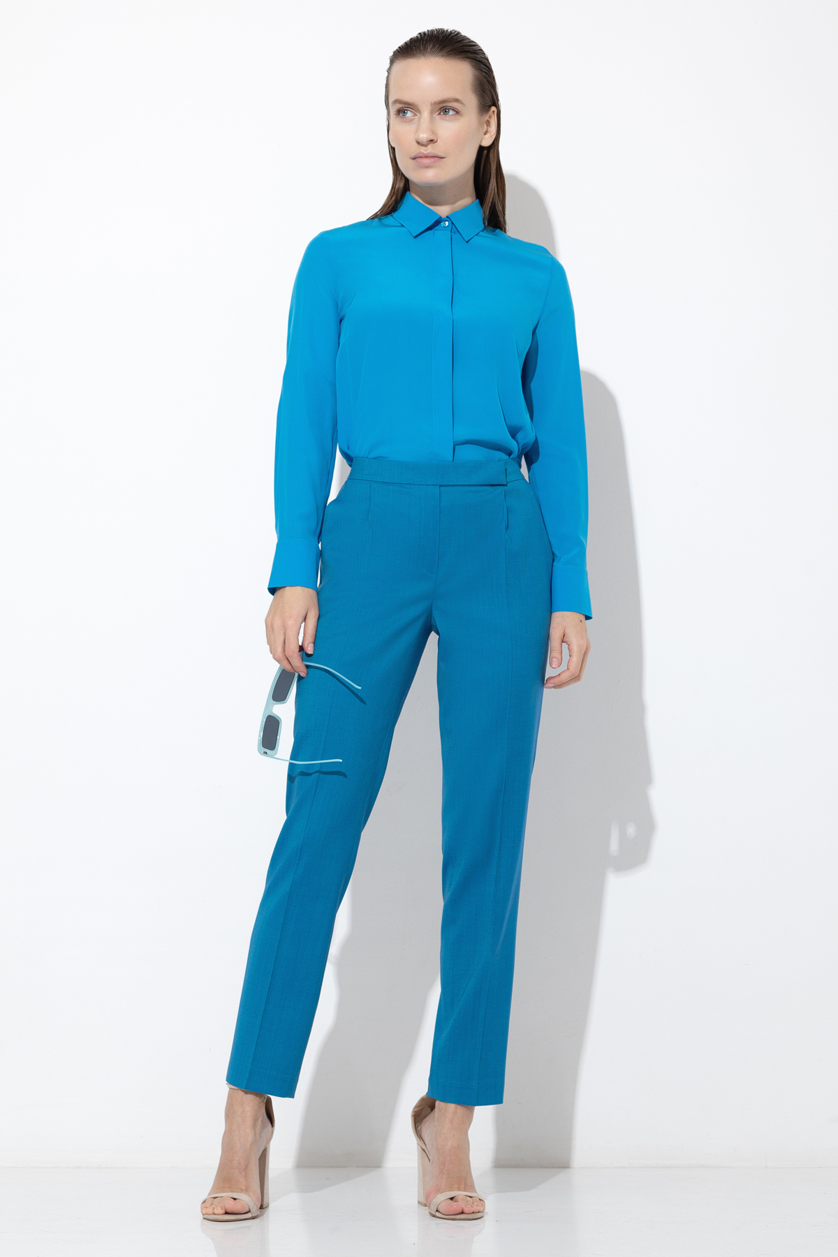 Зауженные брюки из шерсти VASSA&Co, пол женский, цвет голубой, фото №4