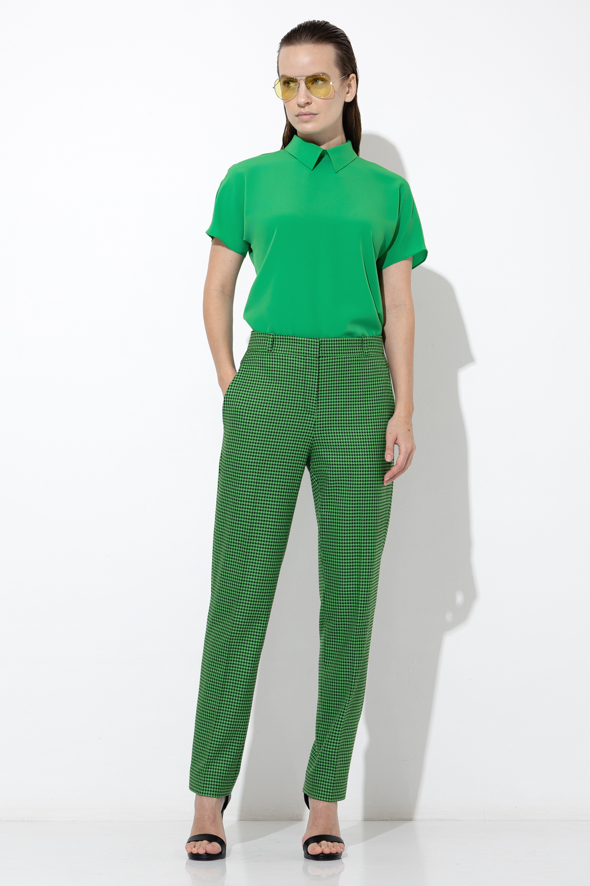 Зауженные брюки со стрелками VASSA&Co, пол женский, цвет зеленый, фото №3