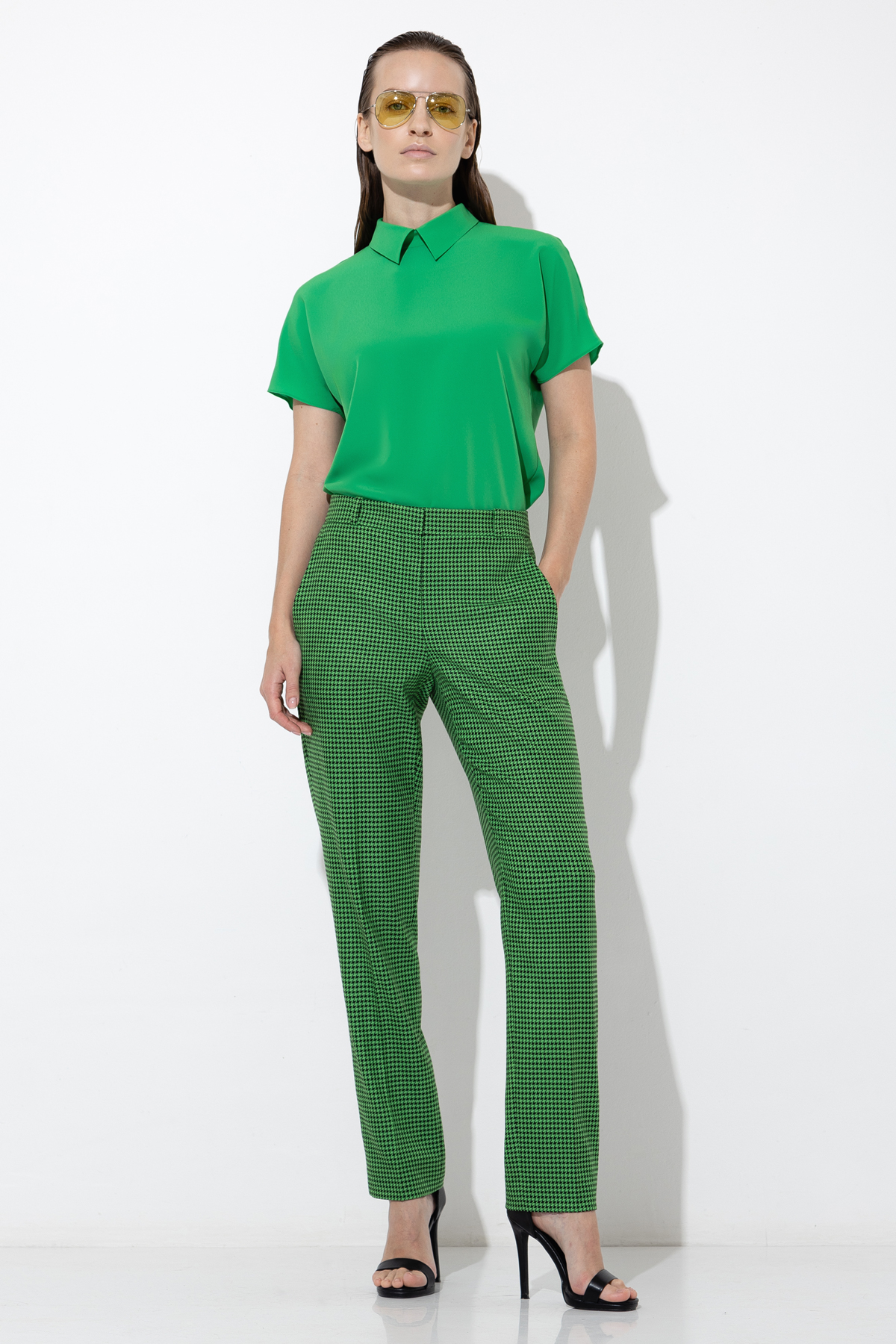 Зауженные брюки со стрелками VASSA&Co, пол женский, цвет зеленый, фото №2