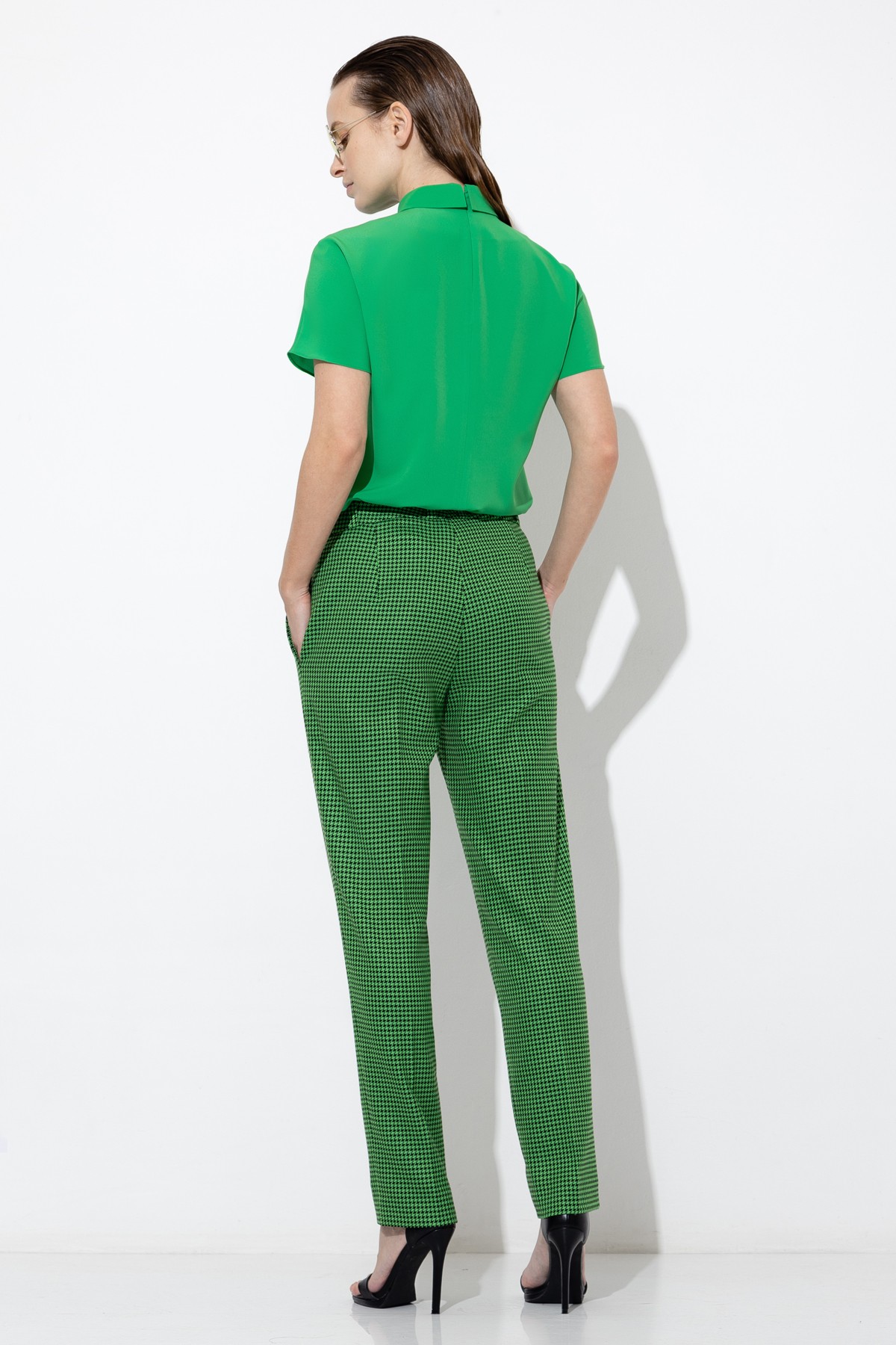Зауженные брюки со стрелками VASSA&Co, пол женский, цвет зеленый, фото №4