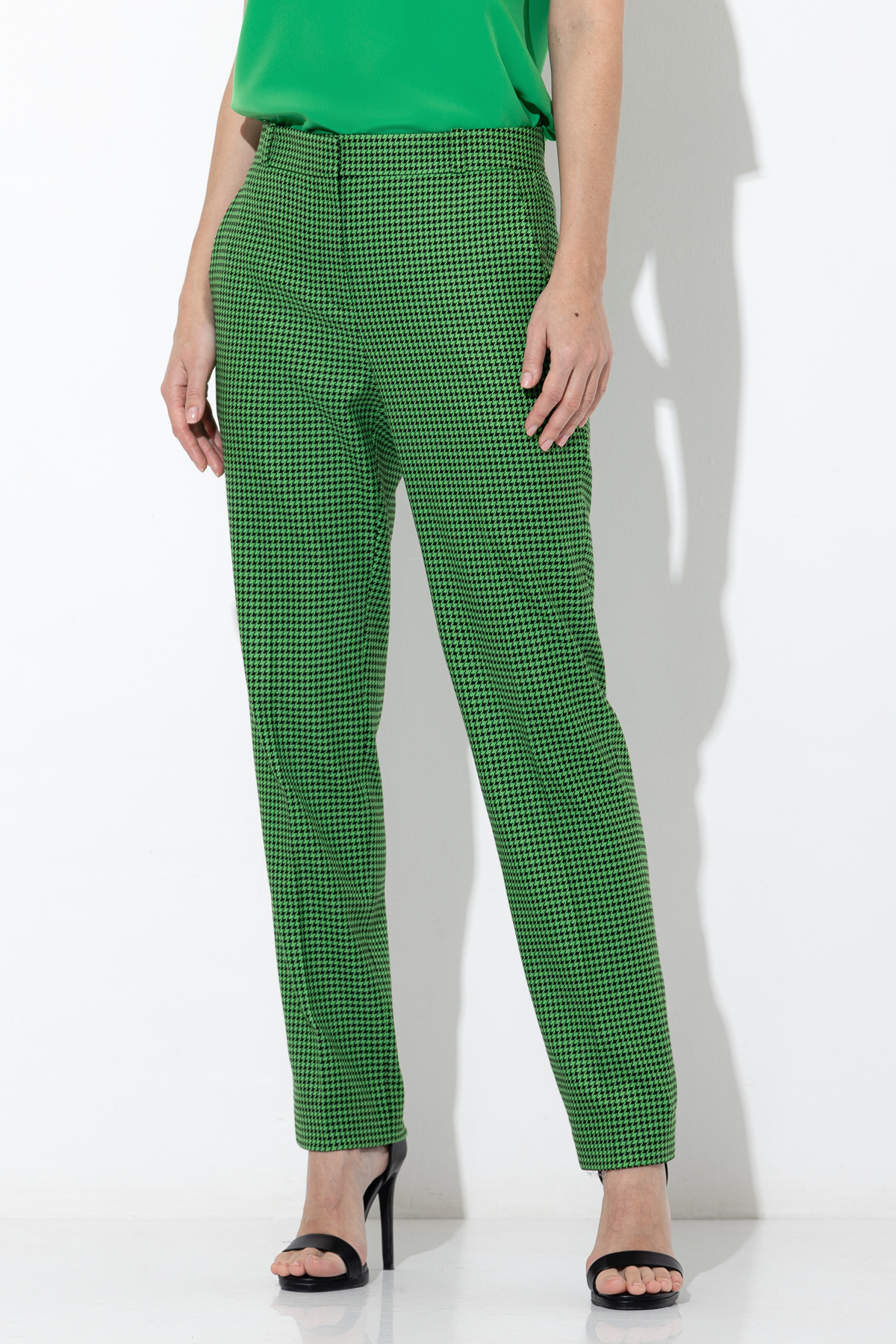 Зауженные брюки со стрелками VASSA&Co, пол женский, цвет зеленый, фото №5