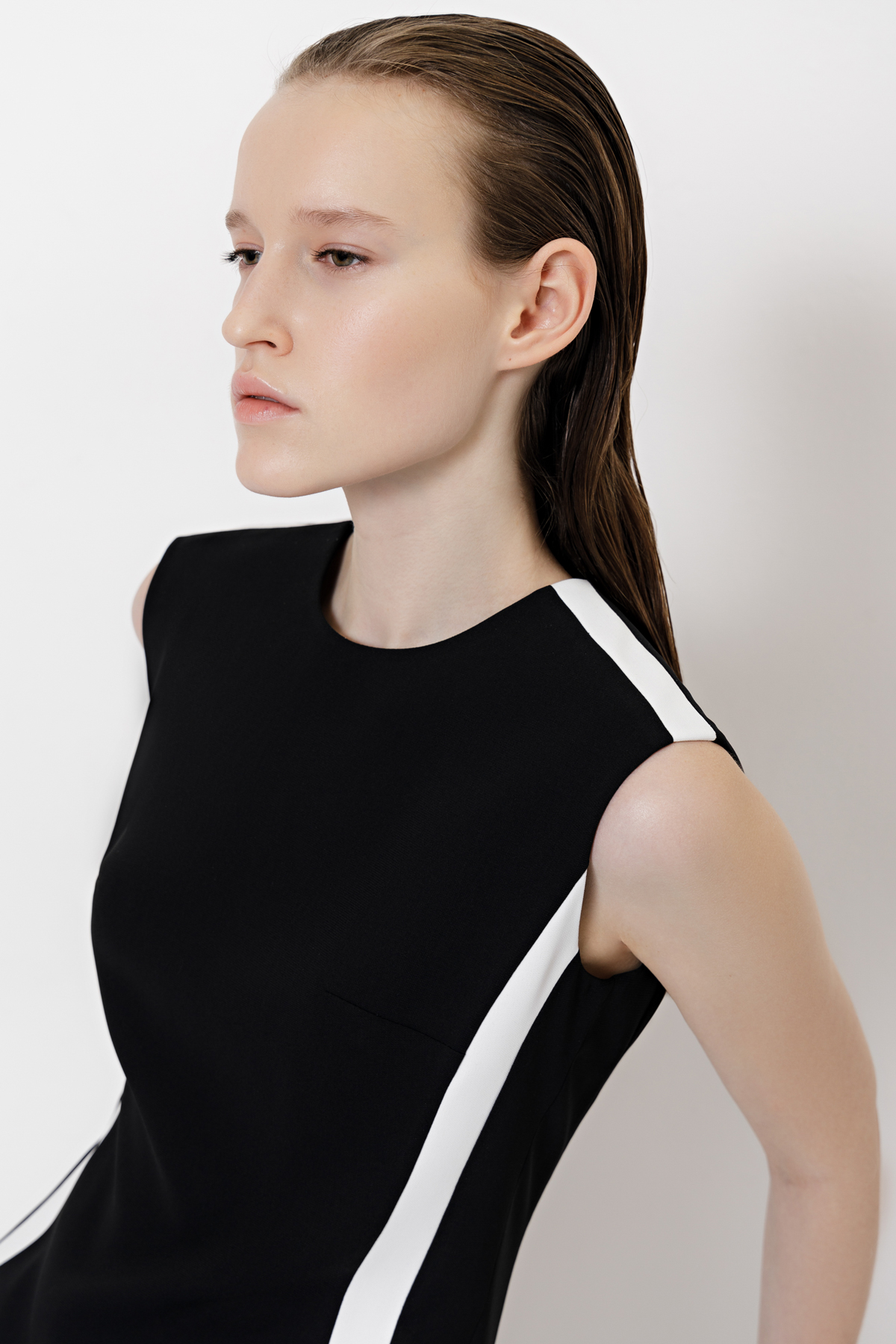 Платье с контрастными вставками VASSA&Co, пол женский, цвет черный, фото №4