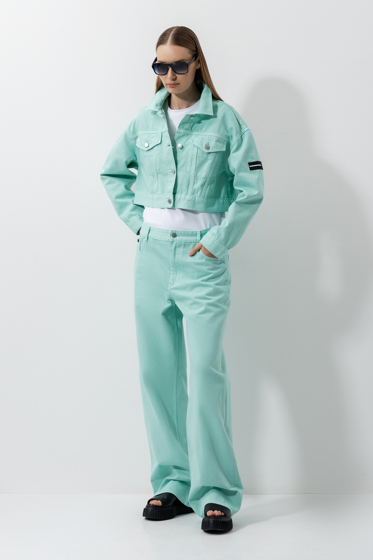 Укороченная джинсовая куртка VASSA CODE, пол женский, цвет зеленый, фото №2