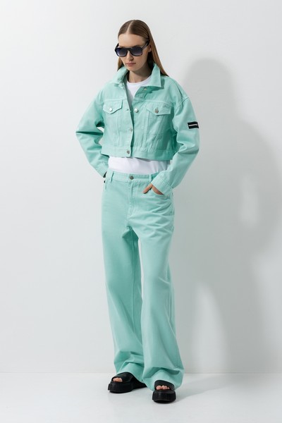 Укороченная джинсовая куртка VASSA CODE, пол женский, цвет зеленый, фото №2