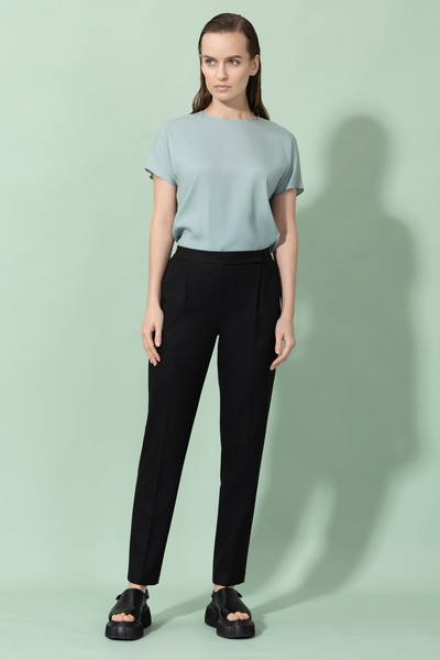 Зауженные брюки VASSA&Co, пол женский, цвет черный, фото №2