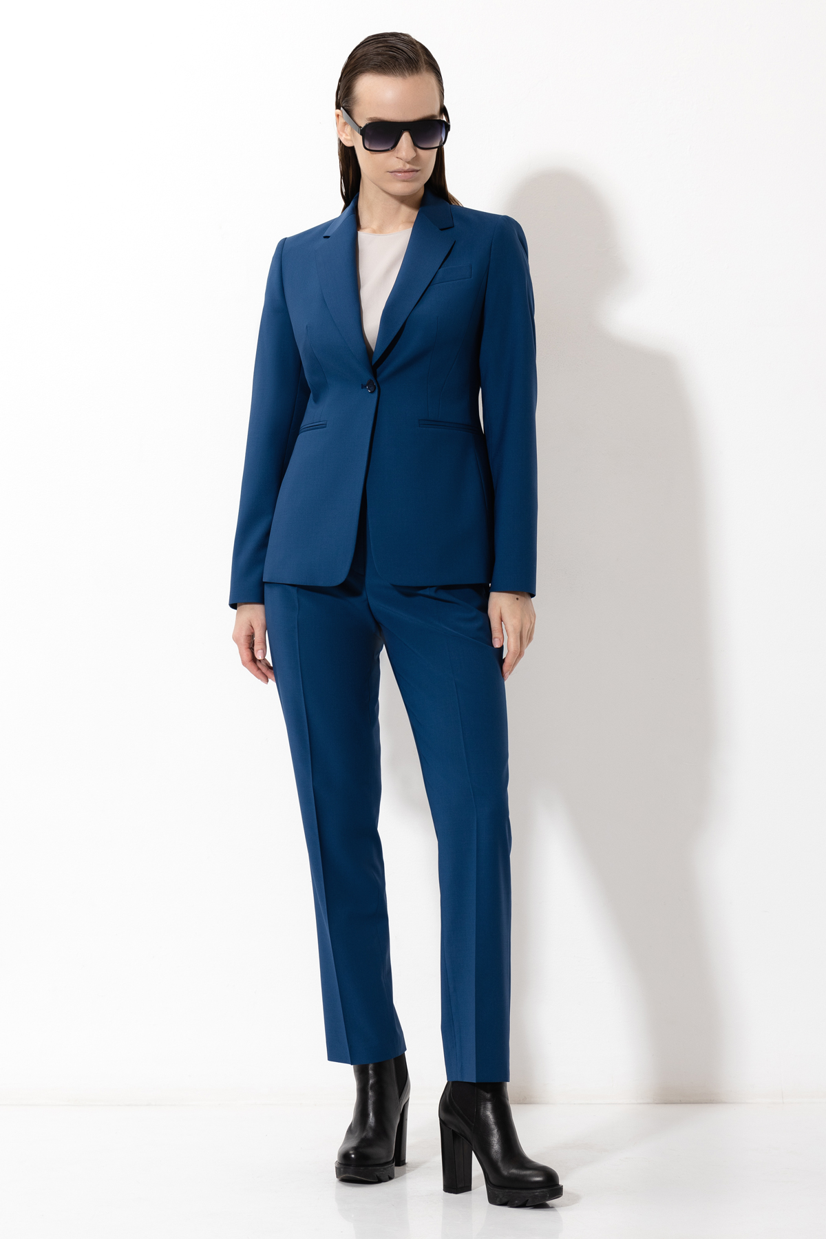 Брюки зауженного кроя VASSA&Co, пол женский, цвет синий, фото №2