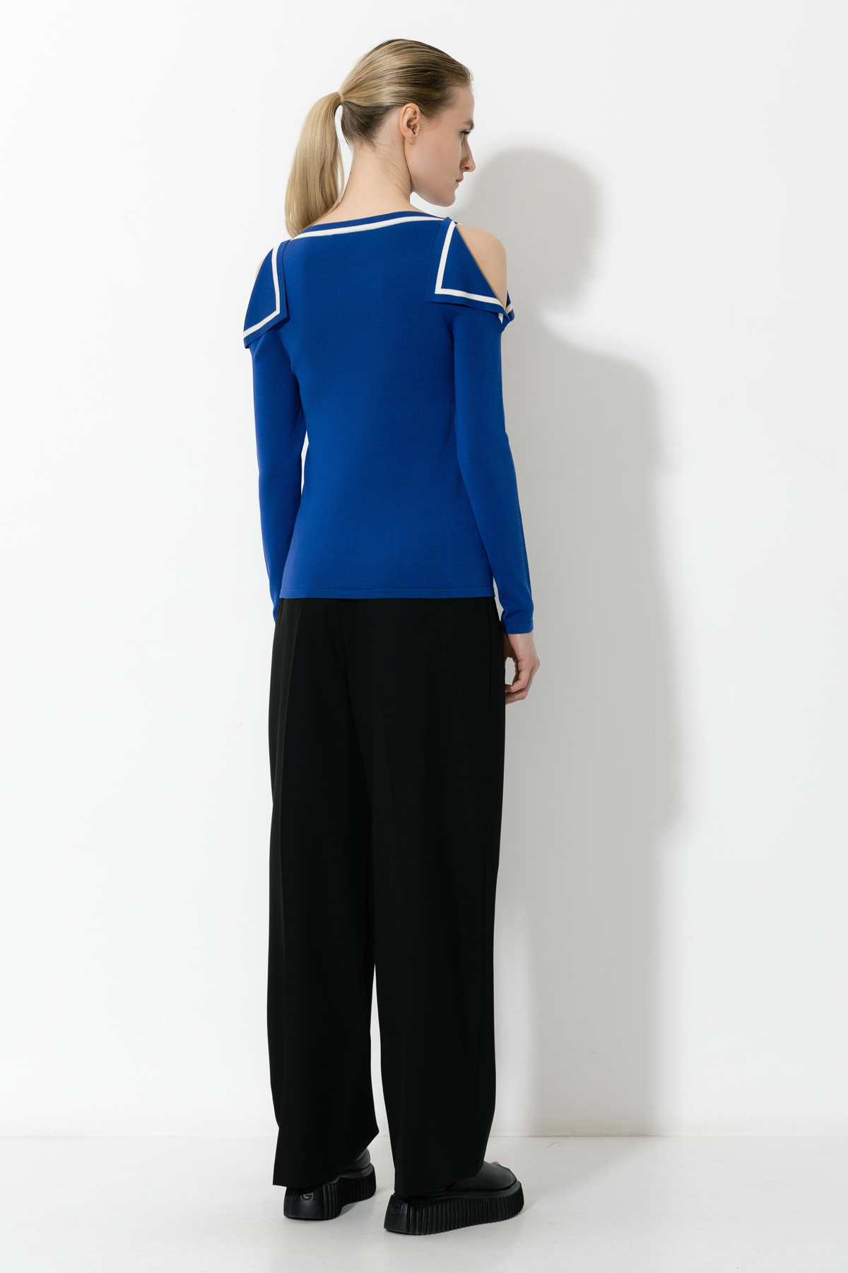 Джемпер с открытыми плечами VASSA&Co, пол женский, цвет синий, фото №4