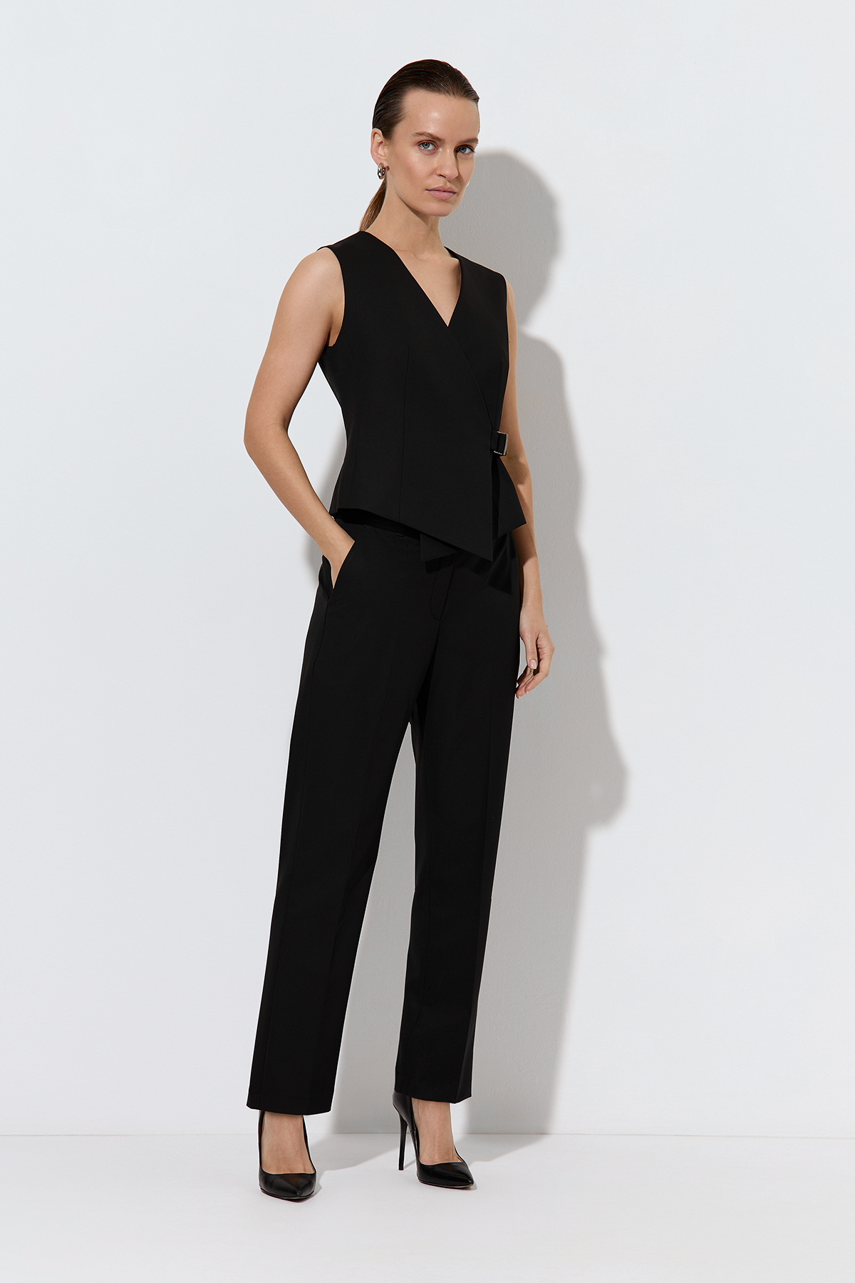 Жилет с асимметричным запахом VASSA&Co, пол женский, цвет черный, фото №2