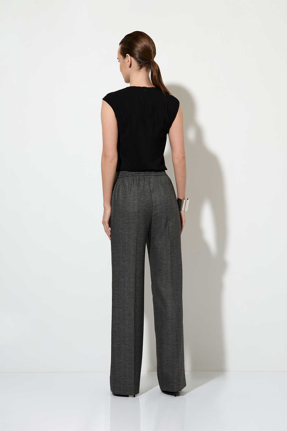 Брюки в мелкую клетку VASSA&Co, пол женский, цвет черный, фото №3